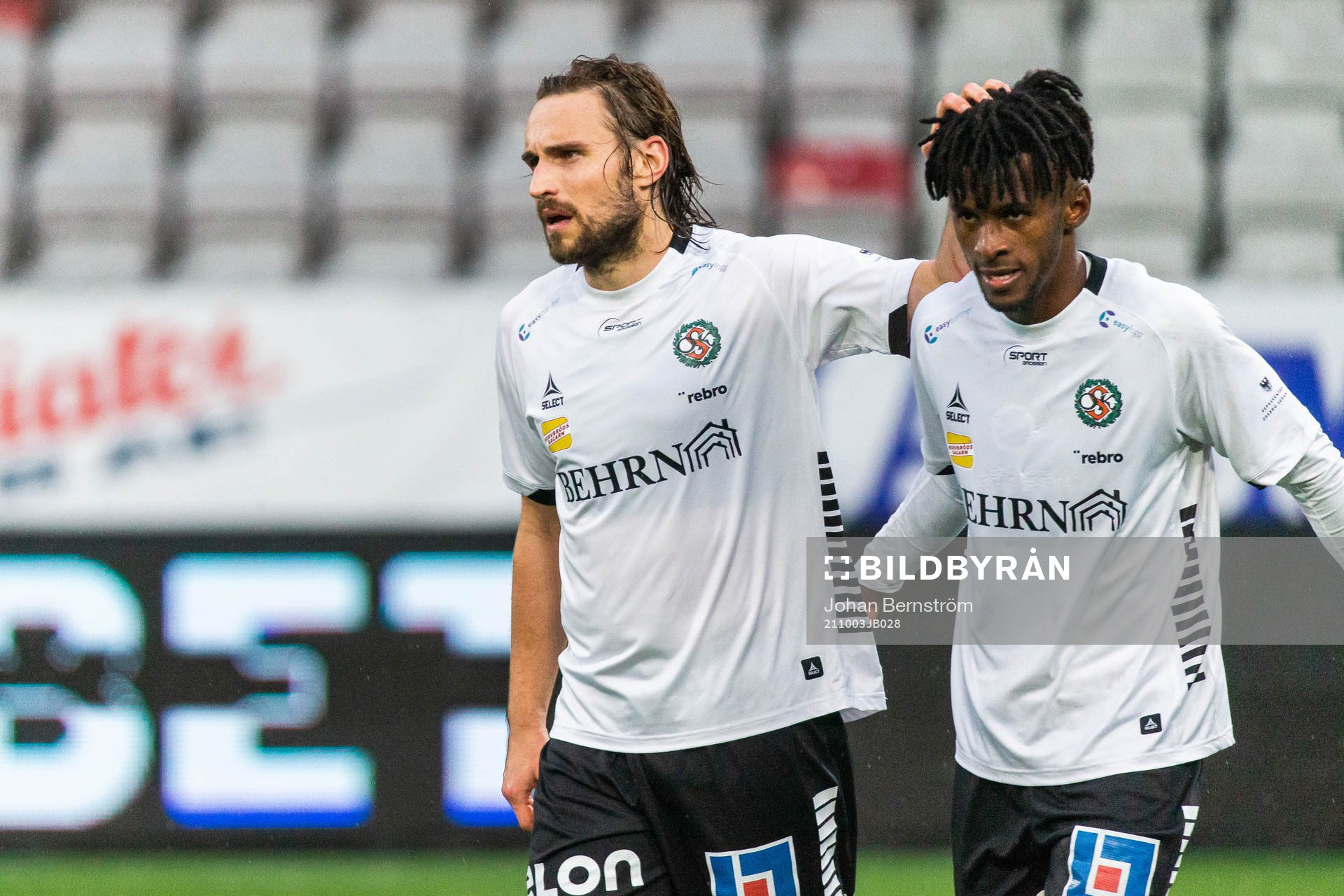 Örebros Kevin Walker och Rickard Emeka Friday deppar