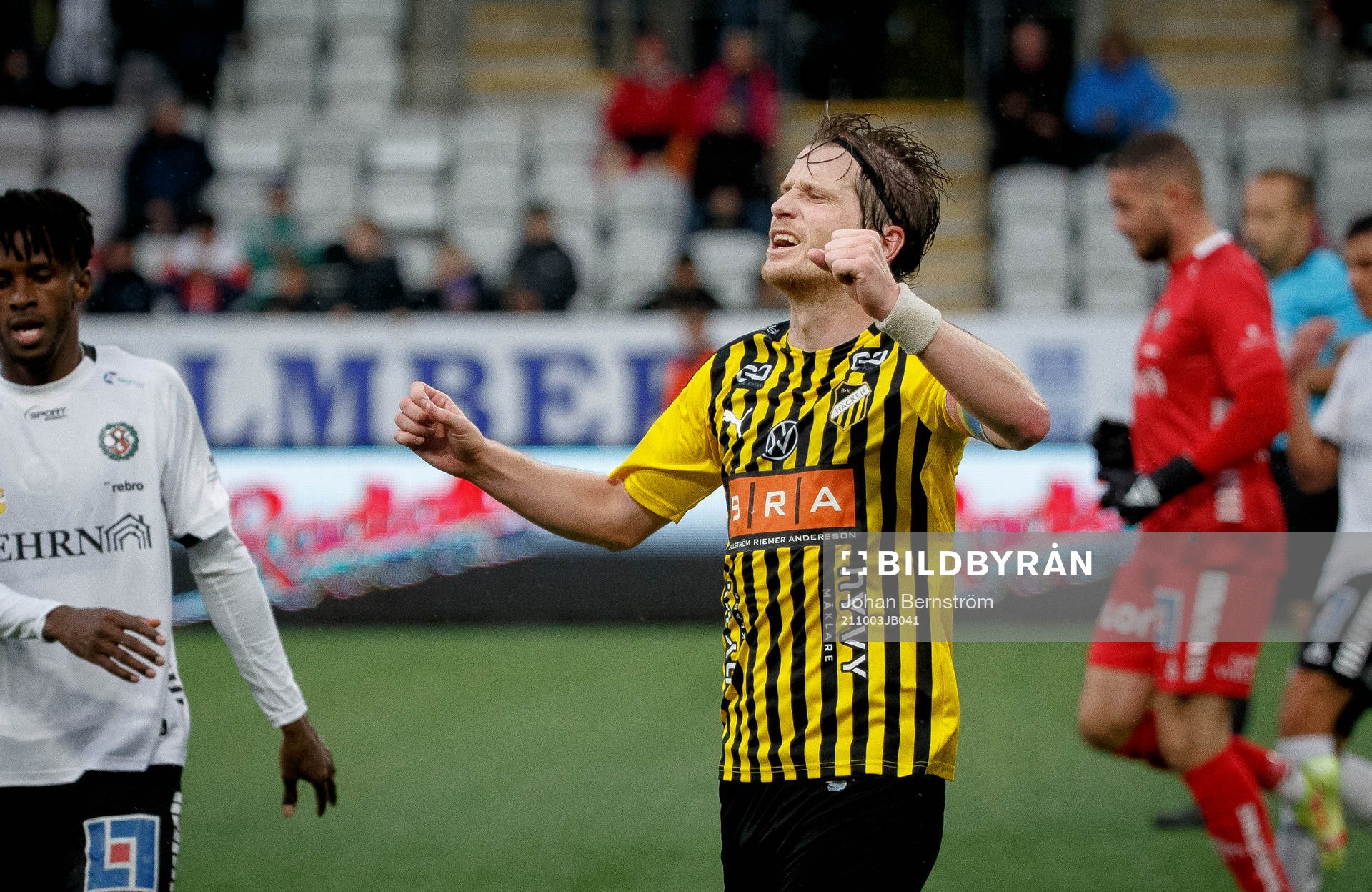 Häckens Erik Friberg jublar vid slutsignalen