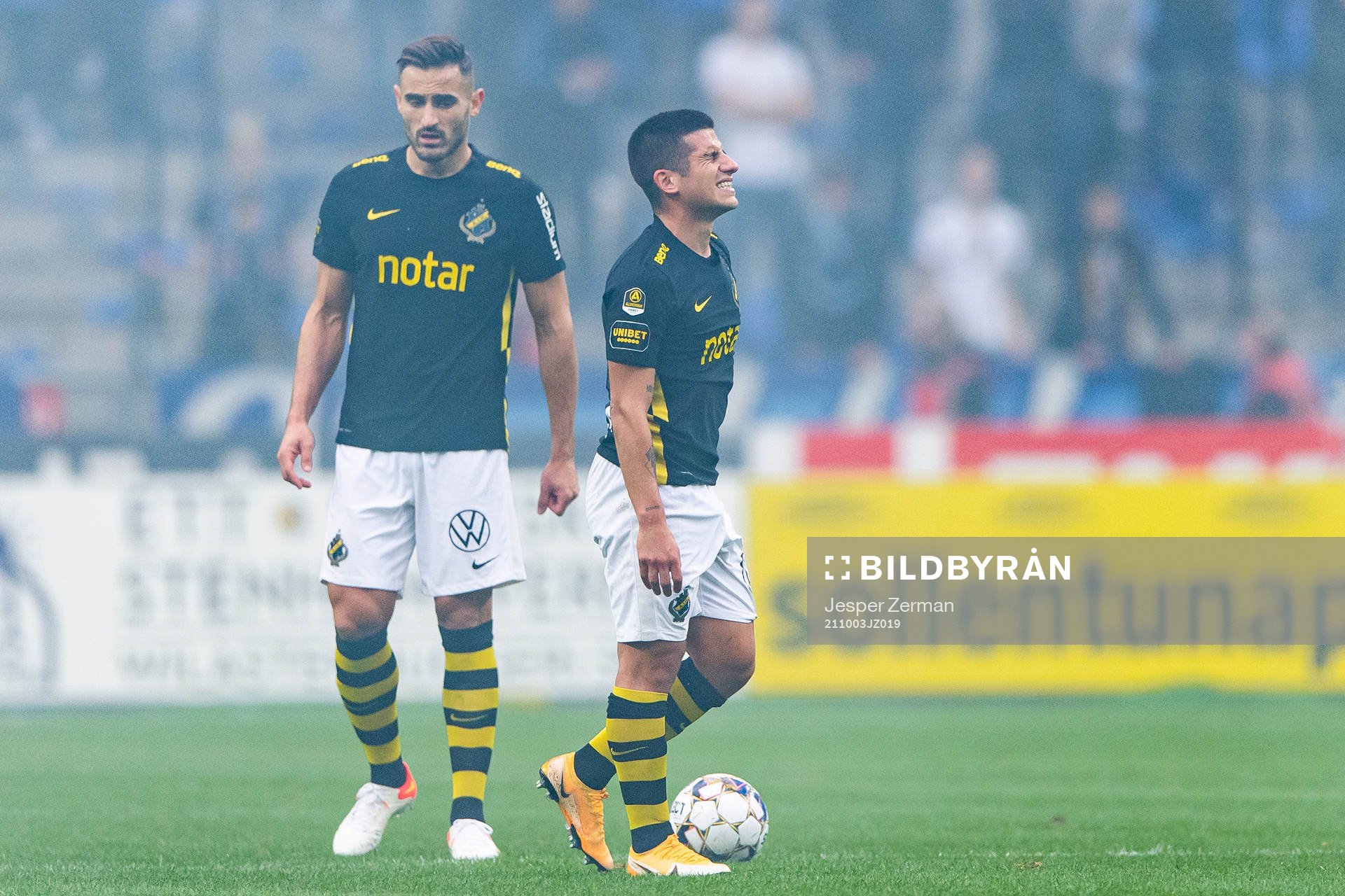 AIK:s Nicolas Stefanelli har ont under fotbollsmatchen i Allsvenskan mellan AIK och Djurgården den 3 oktober 2021 i Stockholm. 