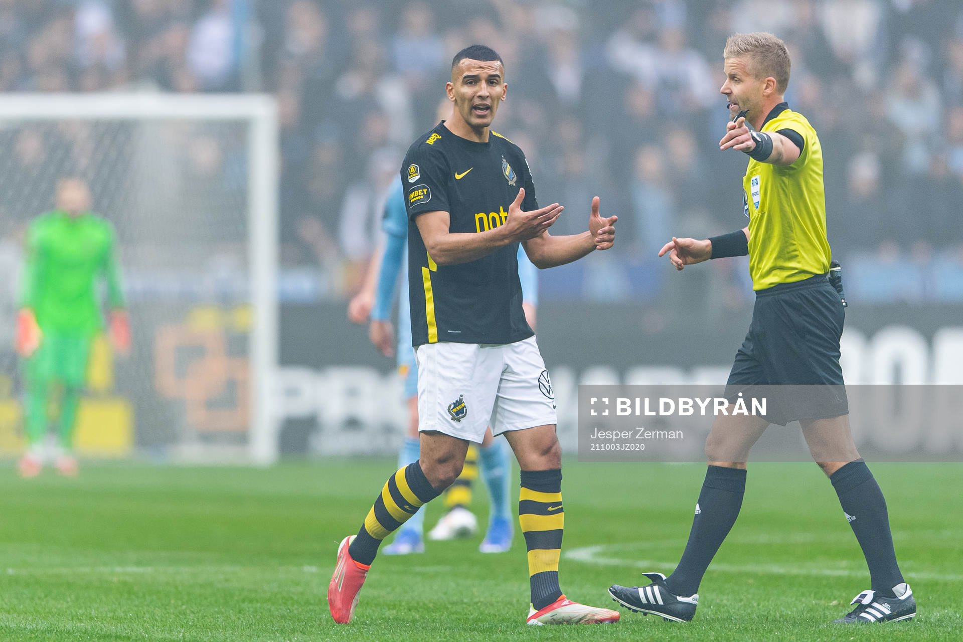 AIK:s Nabil Bahoui i diskussion med domare Glenn Nyberg under fotbollsmatchen i Allsvenskan mellan AIK och Djurgården den 3 oktober 2021 i Stockholm. 
