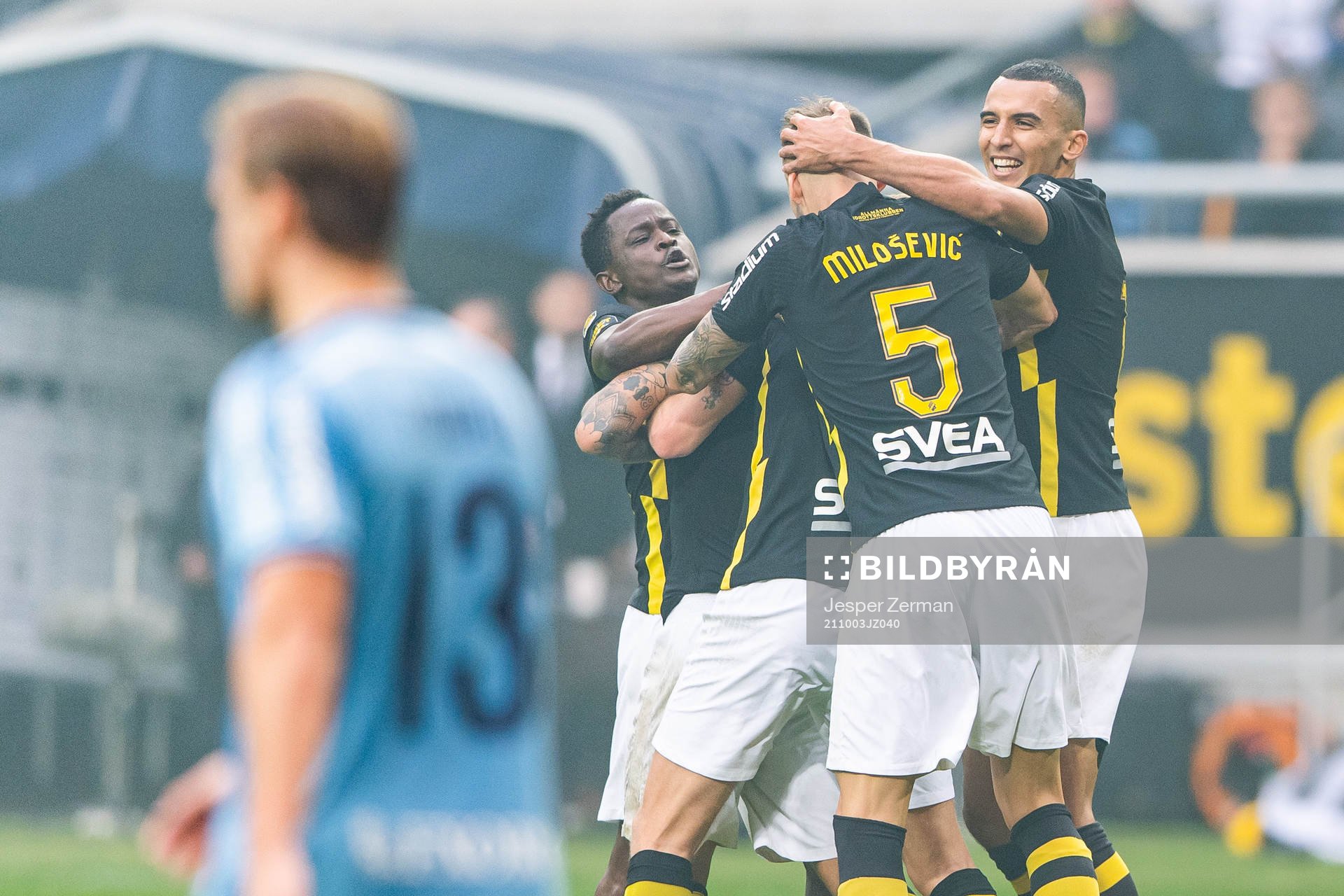 AIK:s Nicolas Stefanelli jublar med lagkamrater Alexander Milosevic och Nabil Bahoui efter att han gjort 1-0 under fotbollsmatchen i Allsvenskan mellan AIK och Djurgården den 3 oktober 2021 i Stockholm.