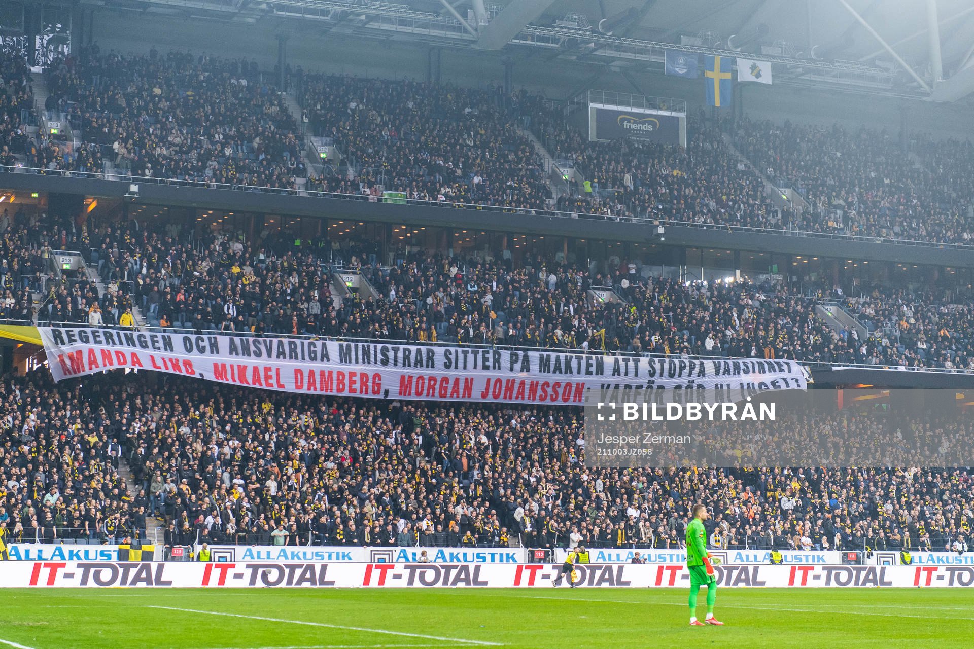 s supportrar med en protestbanderoll