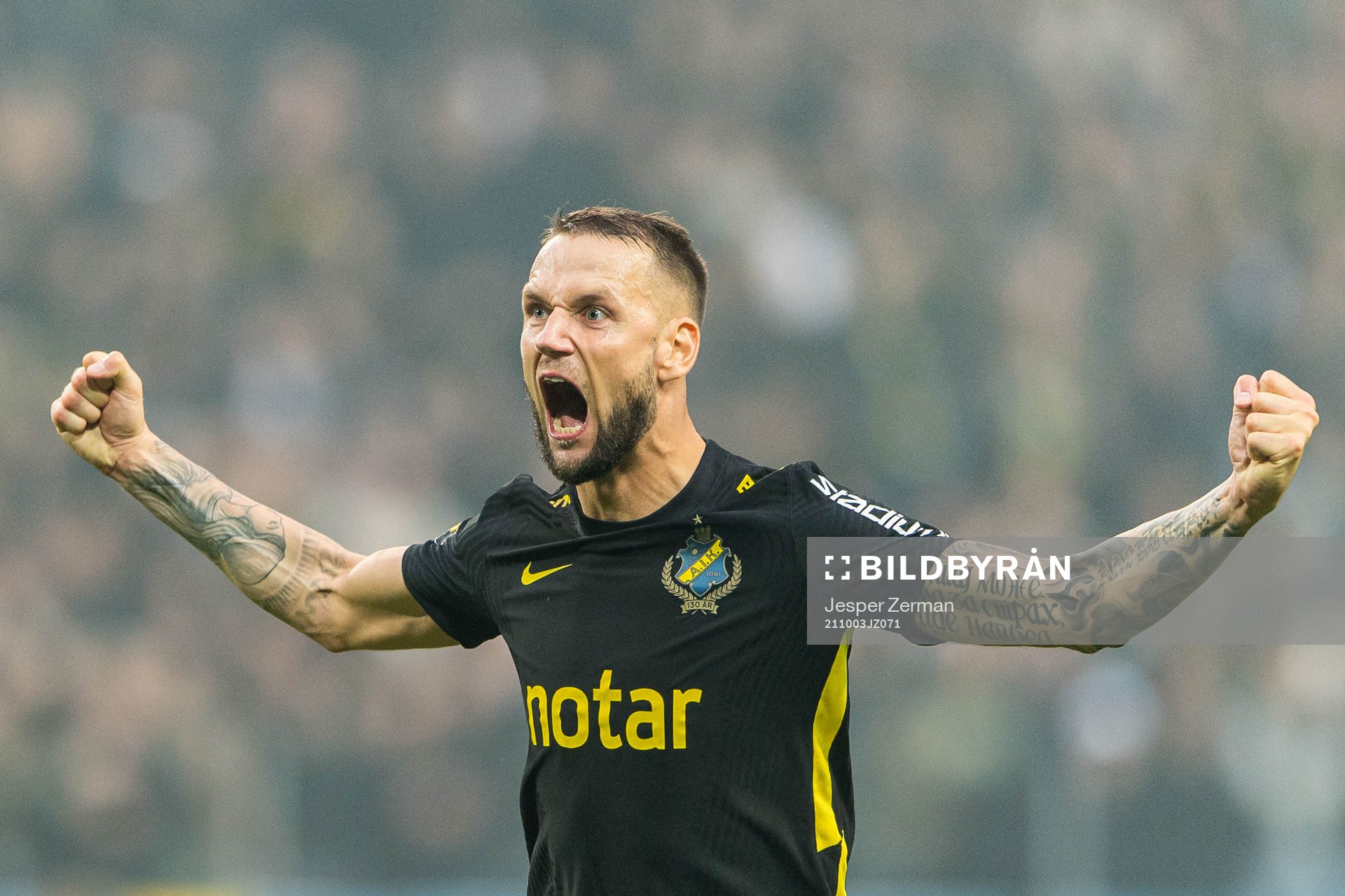 AIK:s Alexander Milosevic jublar efter fotbollsmatchen i Allsvenskan mellan AIK och Djurgården den 3 oktober 2021 i Stockholm. 