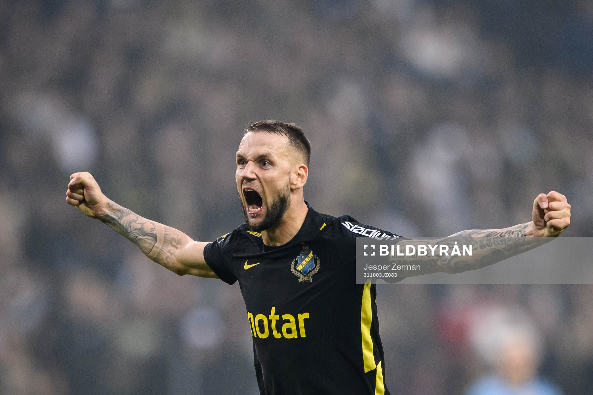 AIK:s Alexander Milosevic jublar efter fotbollsmatchen i Allsvenskan mellan AIK och Djurgården den 3 oktober 2021 i Stockholm. 