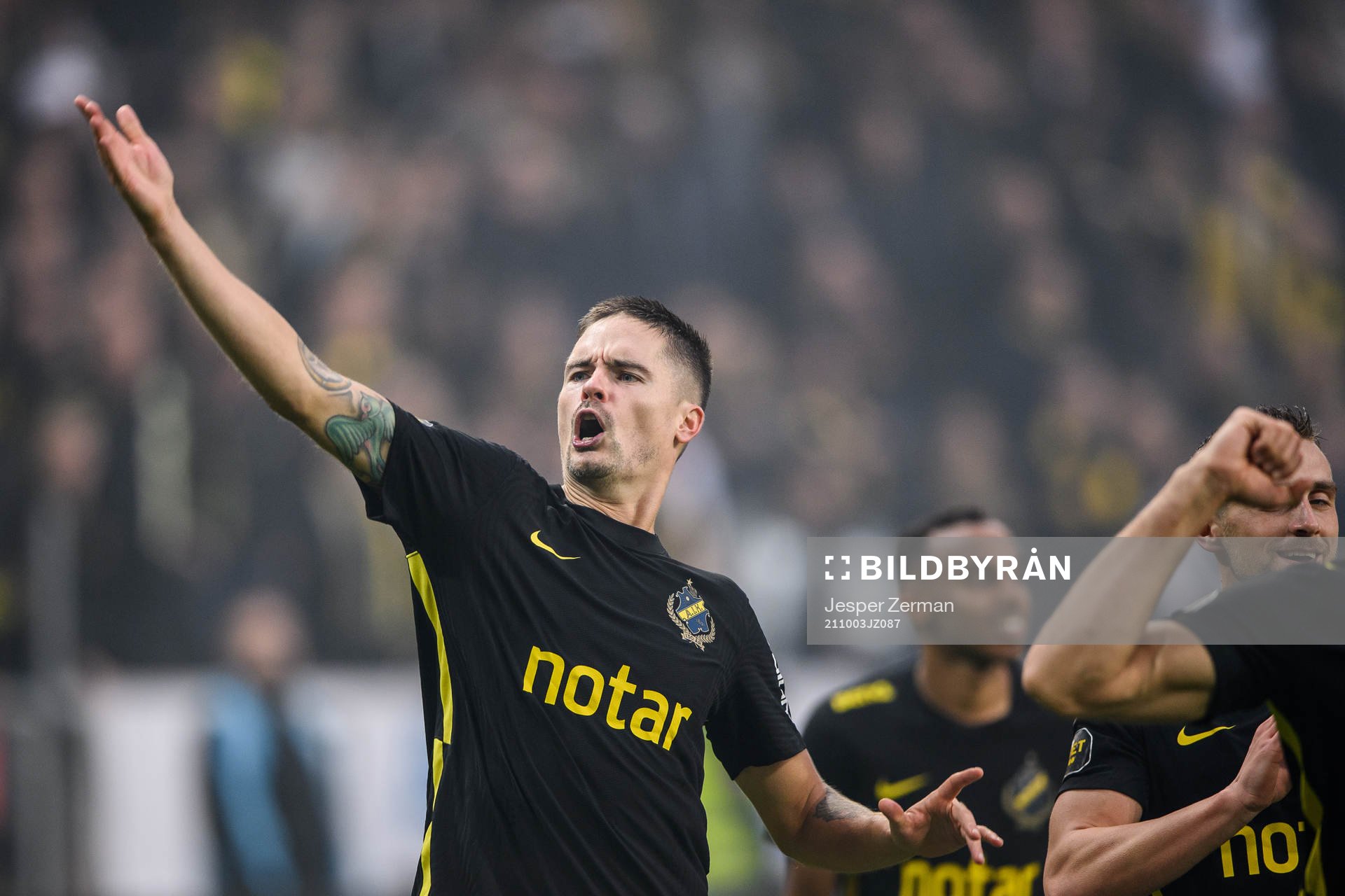 AIK:s Mikael Lustig jublar efter fotbollsmatchen i Allsvenskan mellan AIK och Djurgården den 3 oktober 2021 i Stockholm. 