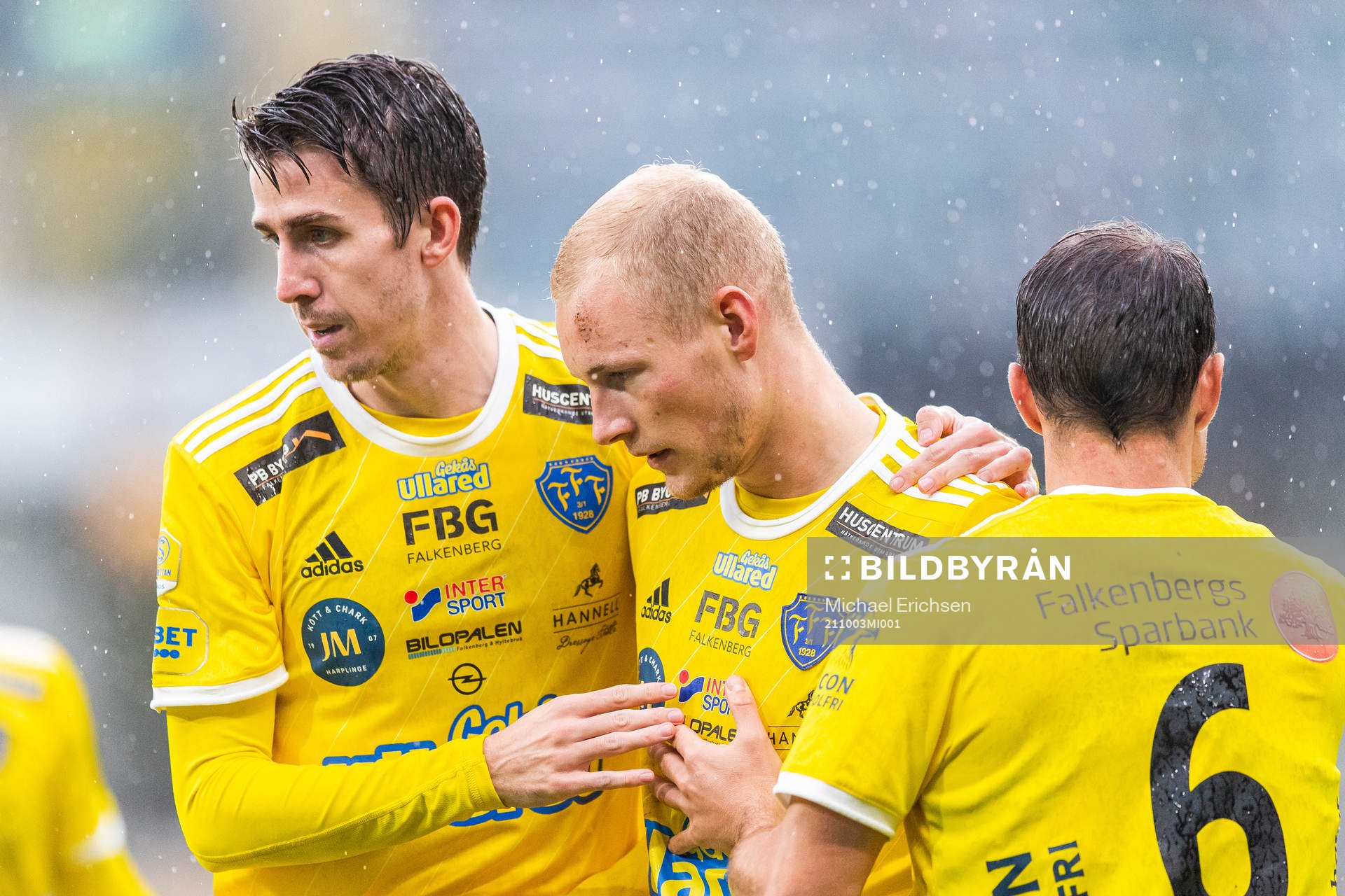Falkenbergs Adam Bergmark Wiberg jublar med lagkamrater