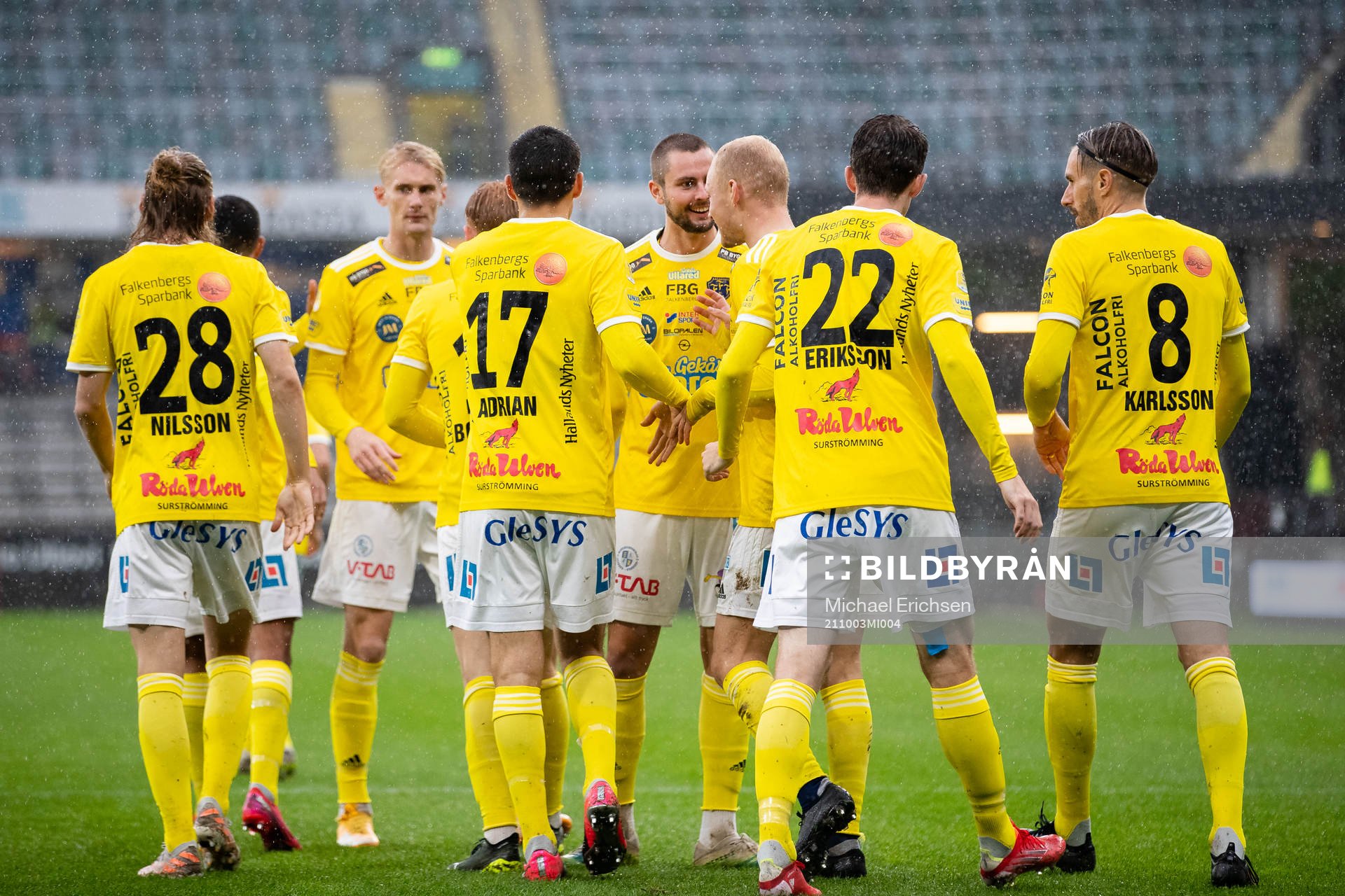 Falkenbergs Adam Bergmark Wiberg jublar med lagkamrater