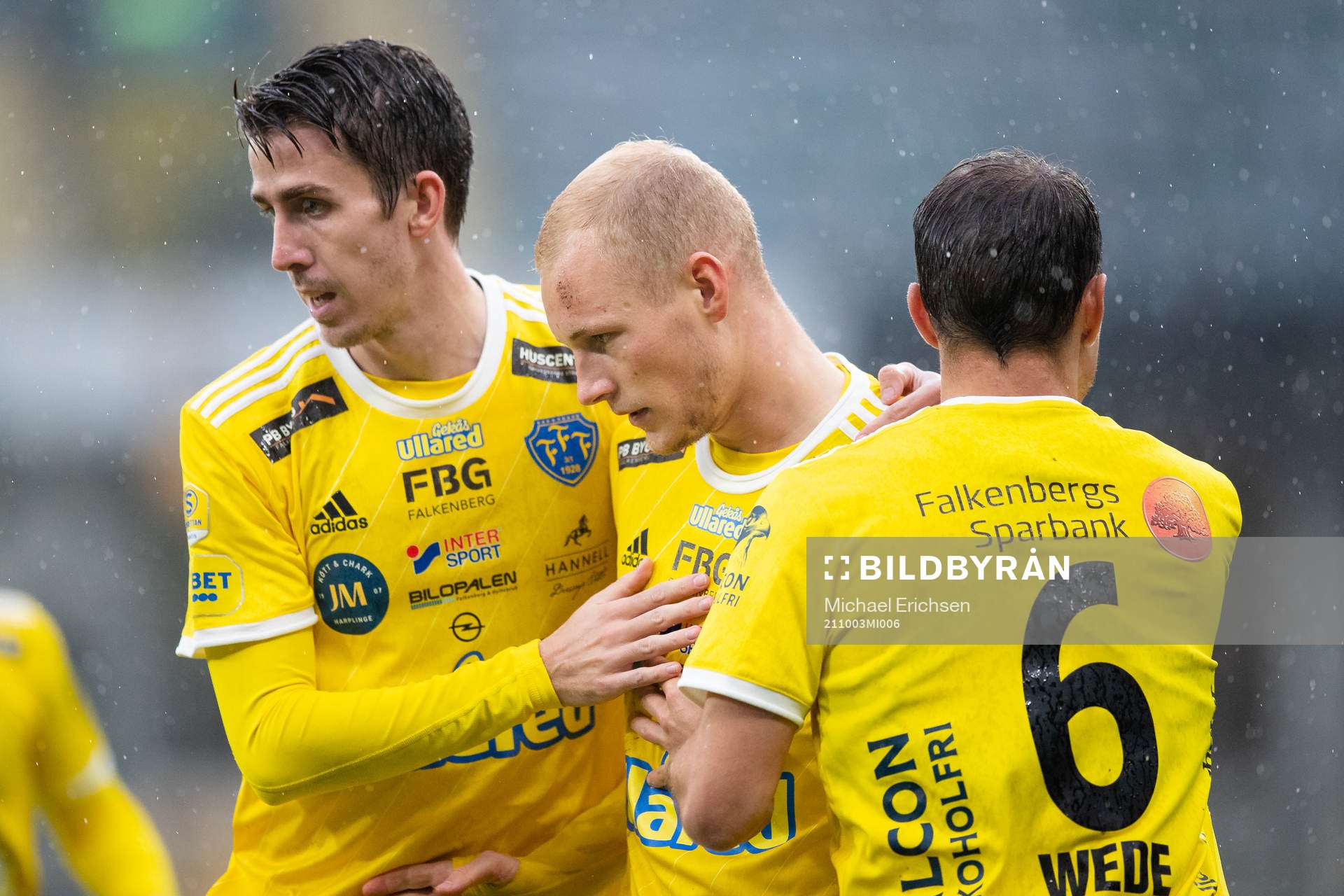 Falkenbergs Adam Bergmark Wiberg jublar med lagkamrater