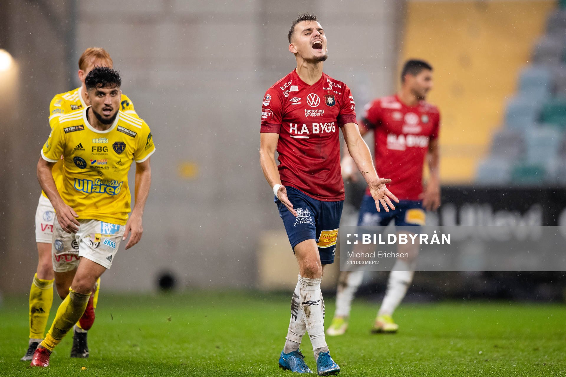 Örgrytes Ajdin Zeljkovic reagerar på en missad målchans