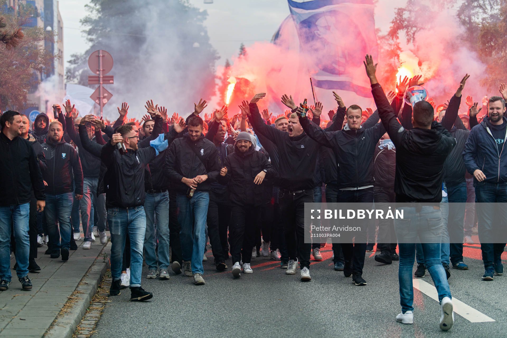 s supportrar marscherar mot arenan