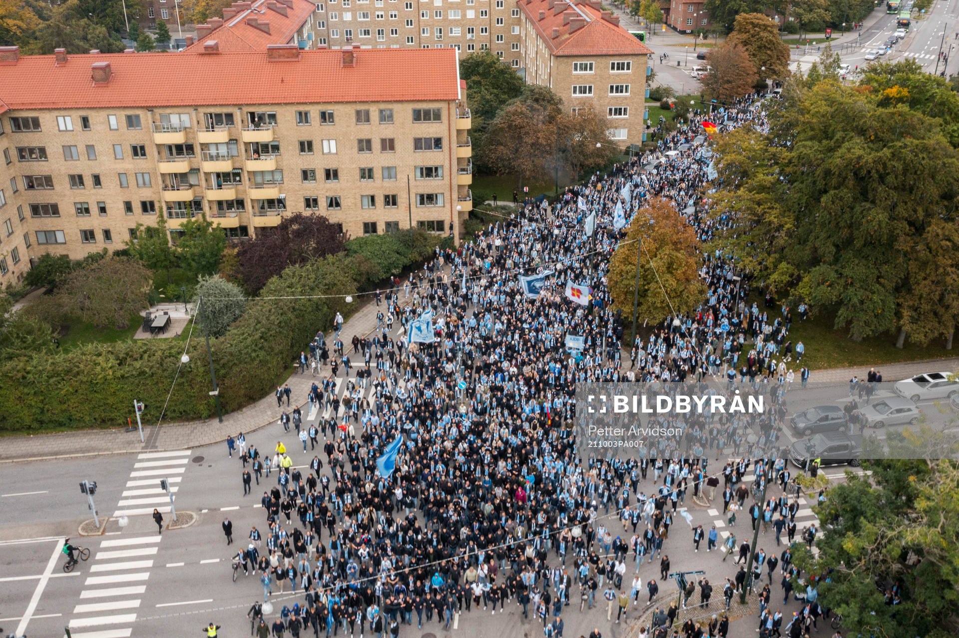 s supportrar marscherar mot arenan