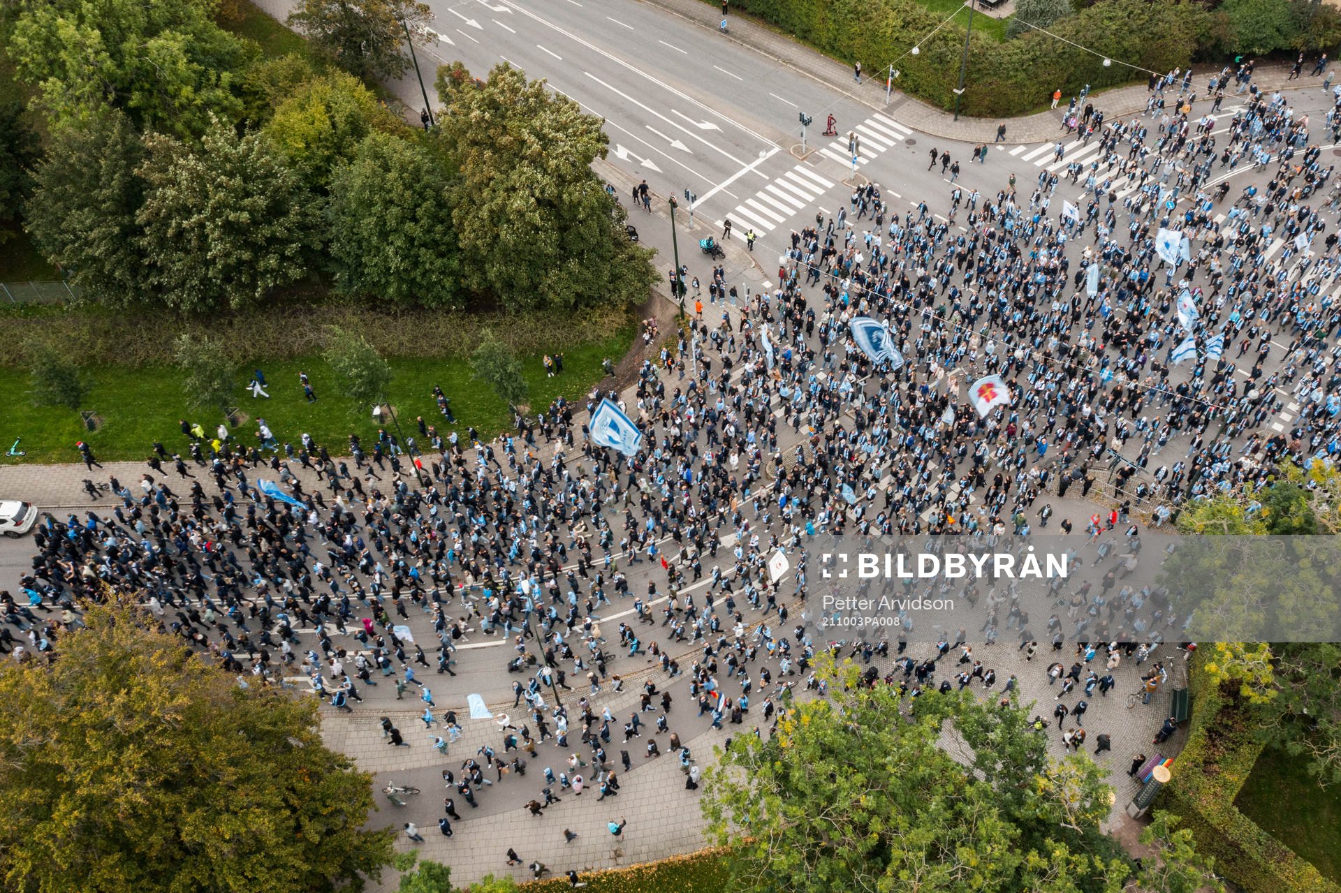 s supportrar marscherar mot arenan