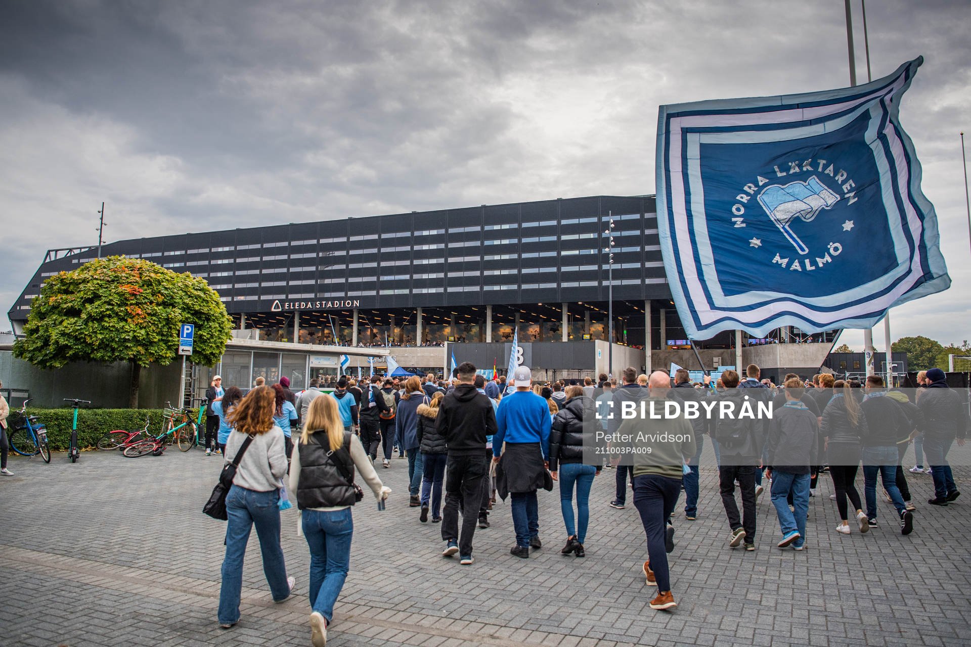 s supportrar marscherar mot Eleda Stadion