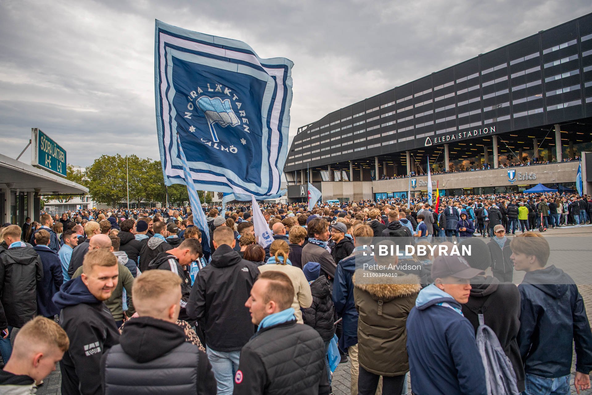 s supportrar marscherar mot Eleda Stadion