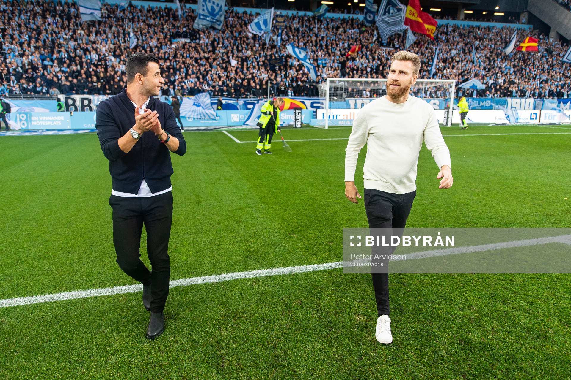 s Rasmus Bengtsson och Behrang Safari tackas av