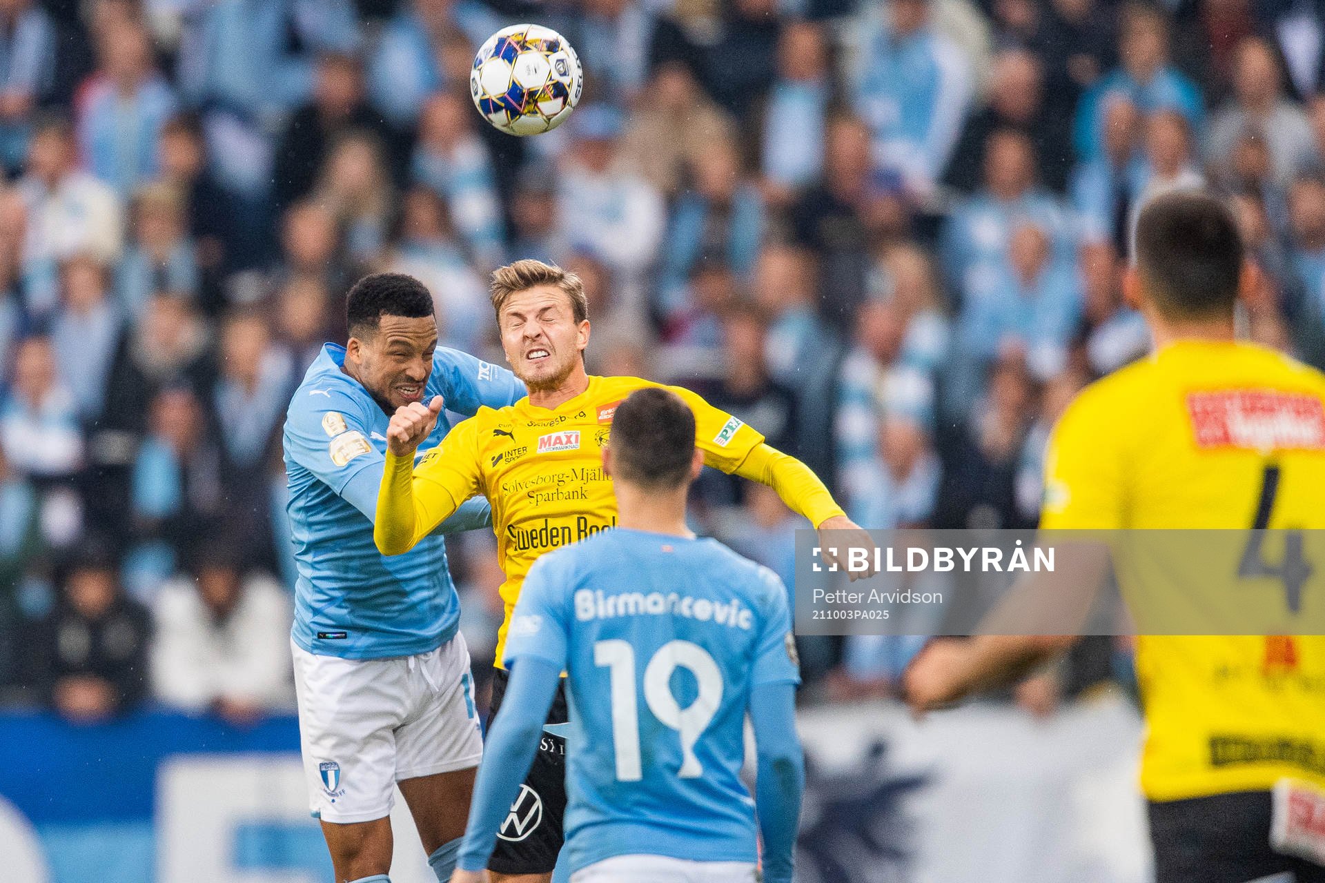 Malmö FFs Martin Olsson och Mjällbys Joel Nilsson