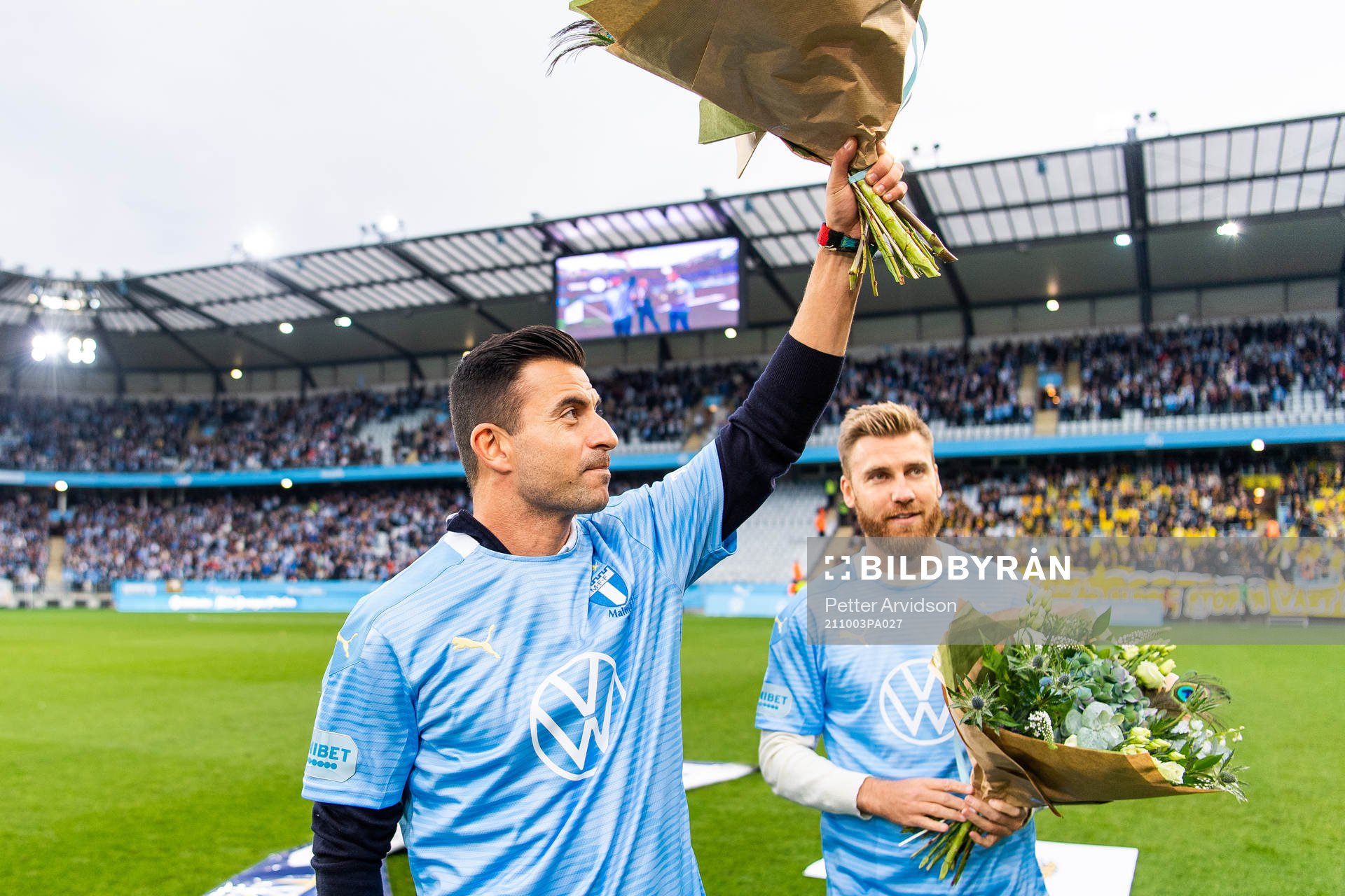 s Rasmus Bengtsson och Behrang Safari tackas av