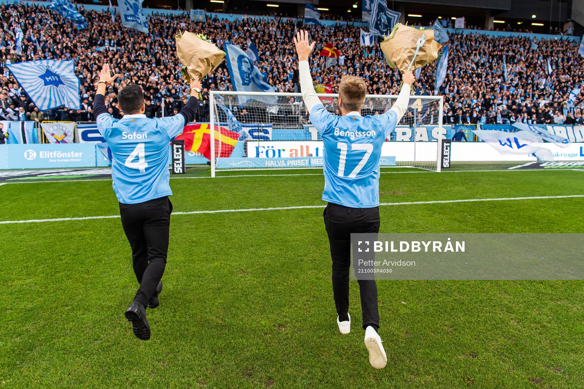 s Rasmus Bengtsson och Behrang Safari tackas av