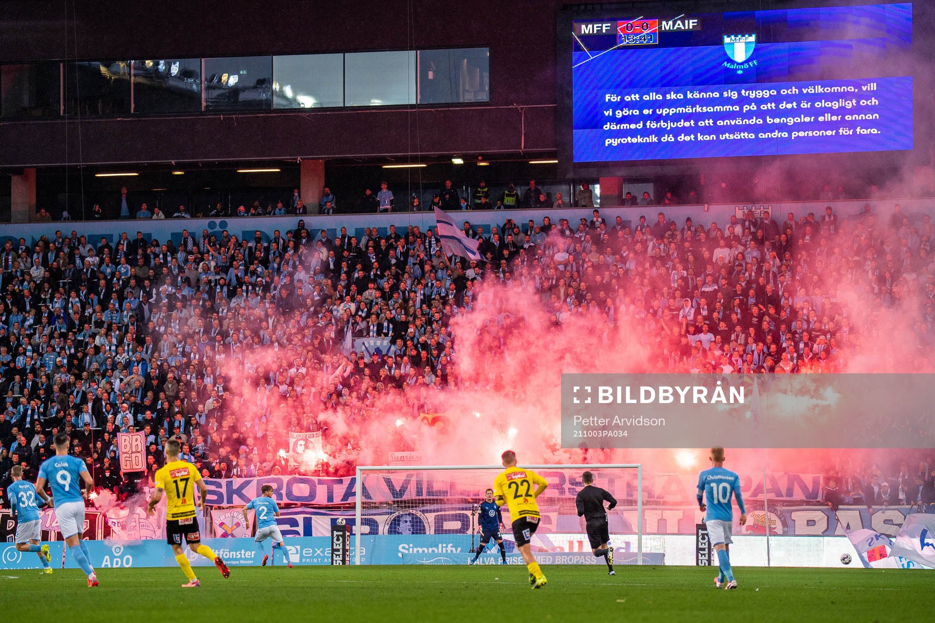 Malmö FFs supportrar med bengaler