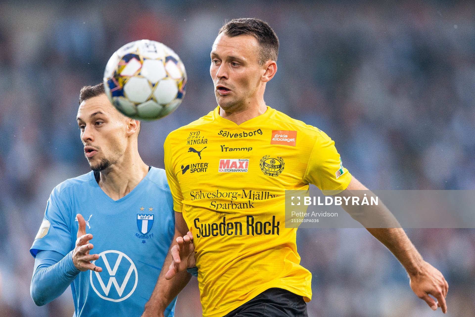 Malmö FFs Veljko Birmancevic och Mjällbys Max Watson