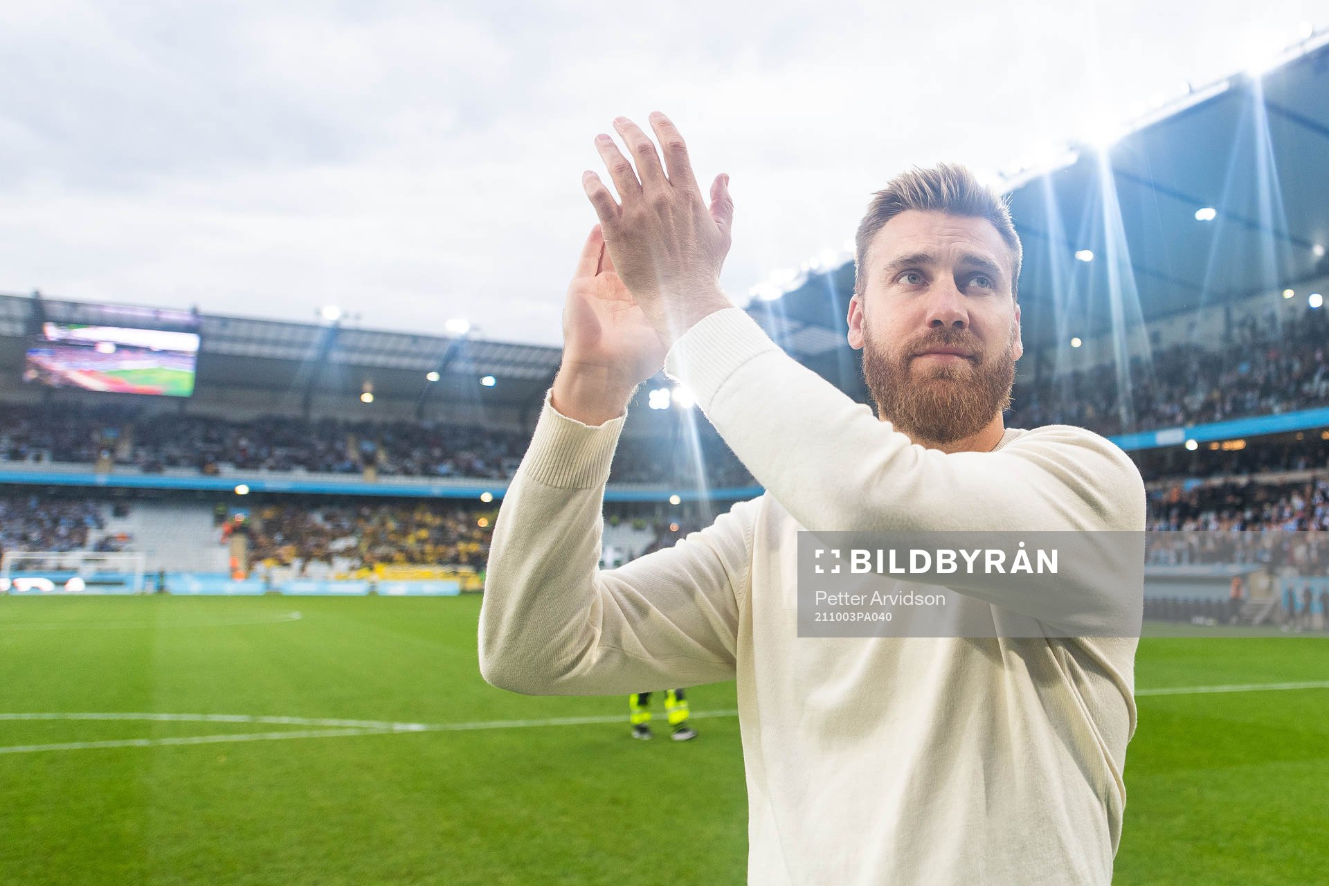 s Rasmus Bengtsson tackas av