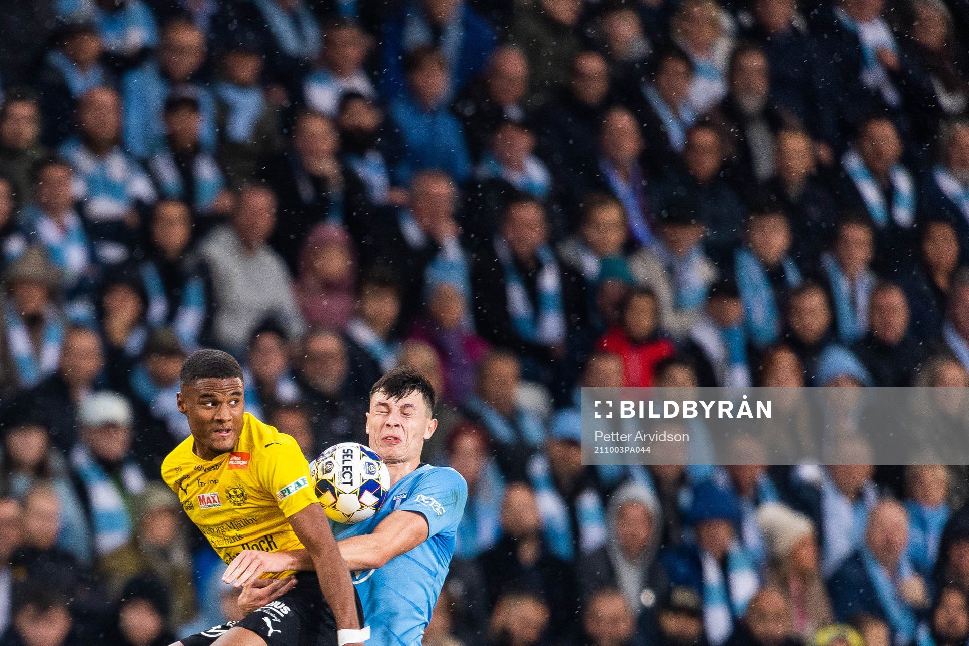 Mjällbys Amin Sarr och Malmö FFs Anel Ahmedhodzic