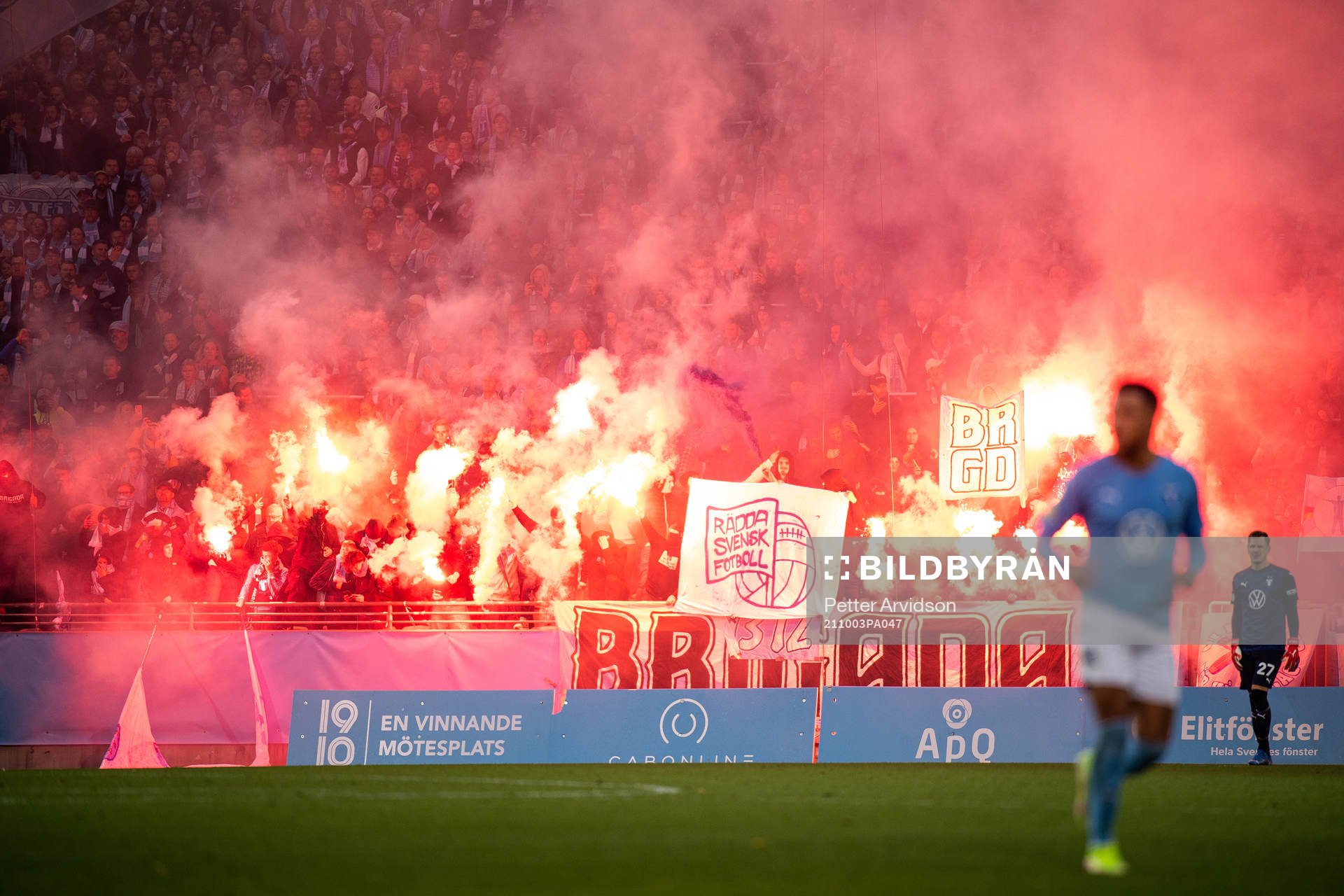 Malmö FFs supportrar med bengaler
