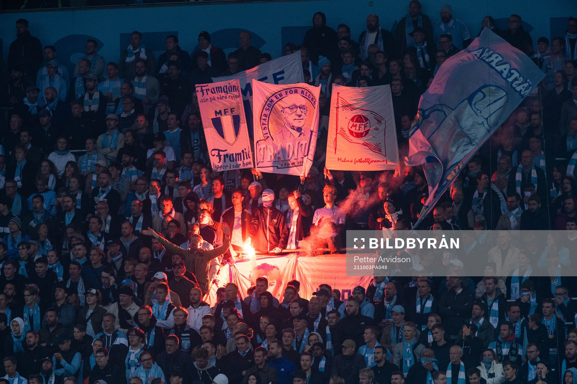 Malmö FFs supportrar med bengaler