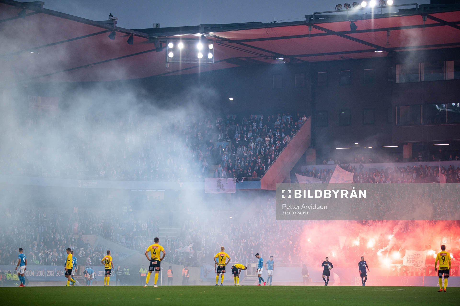 Matchen pausas på grund av röken ffrån bengaler