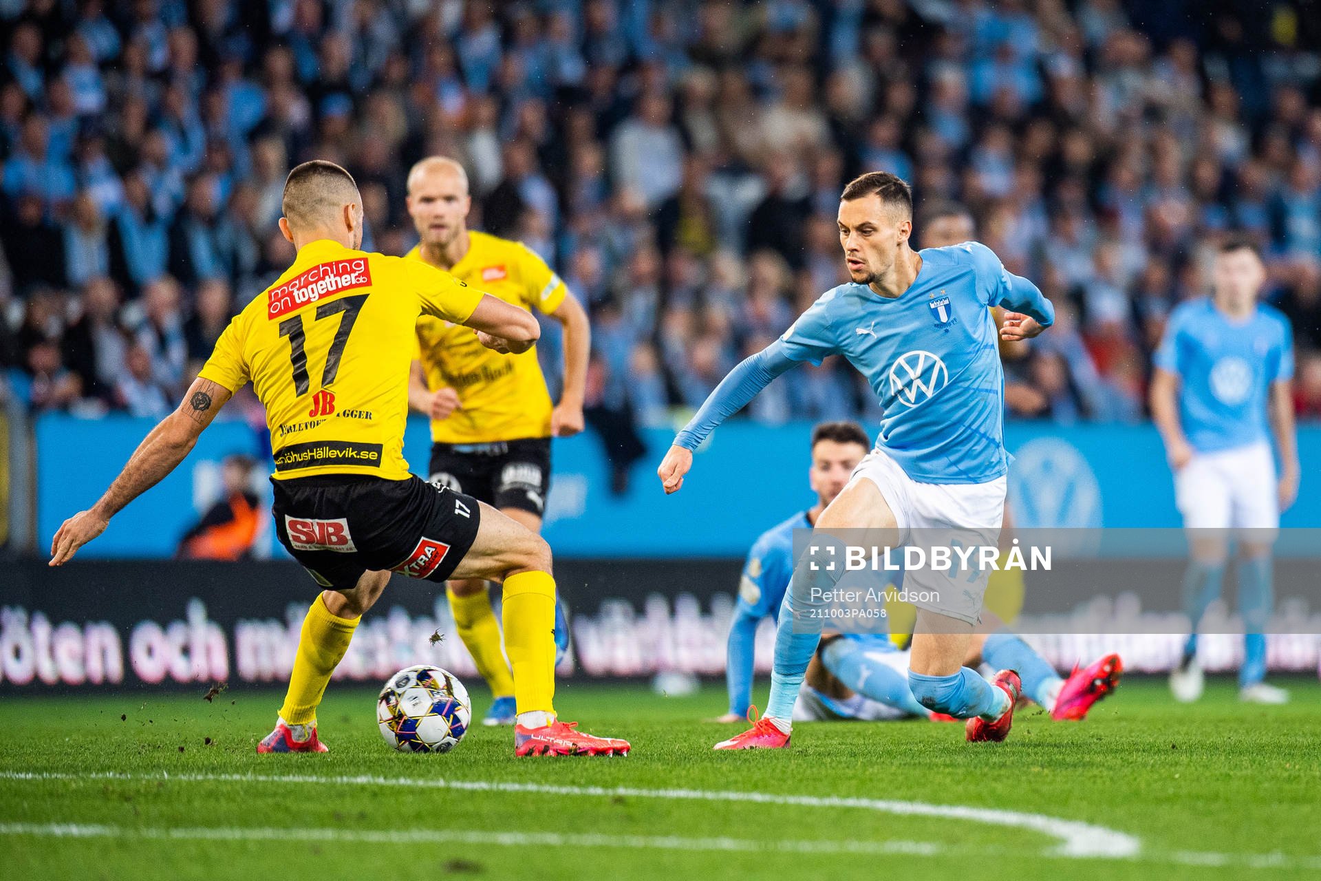 Malmö FFs Veljko Birmancevic och Mjällbys Carlos Moros