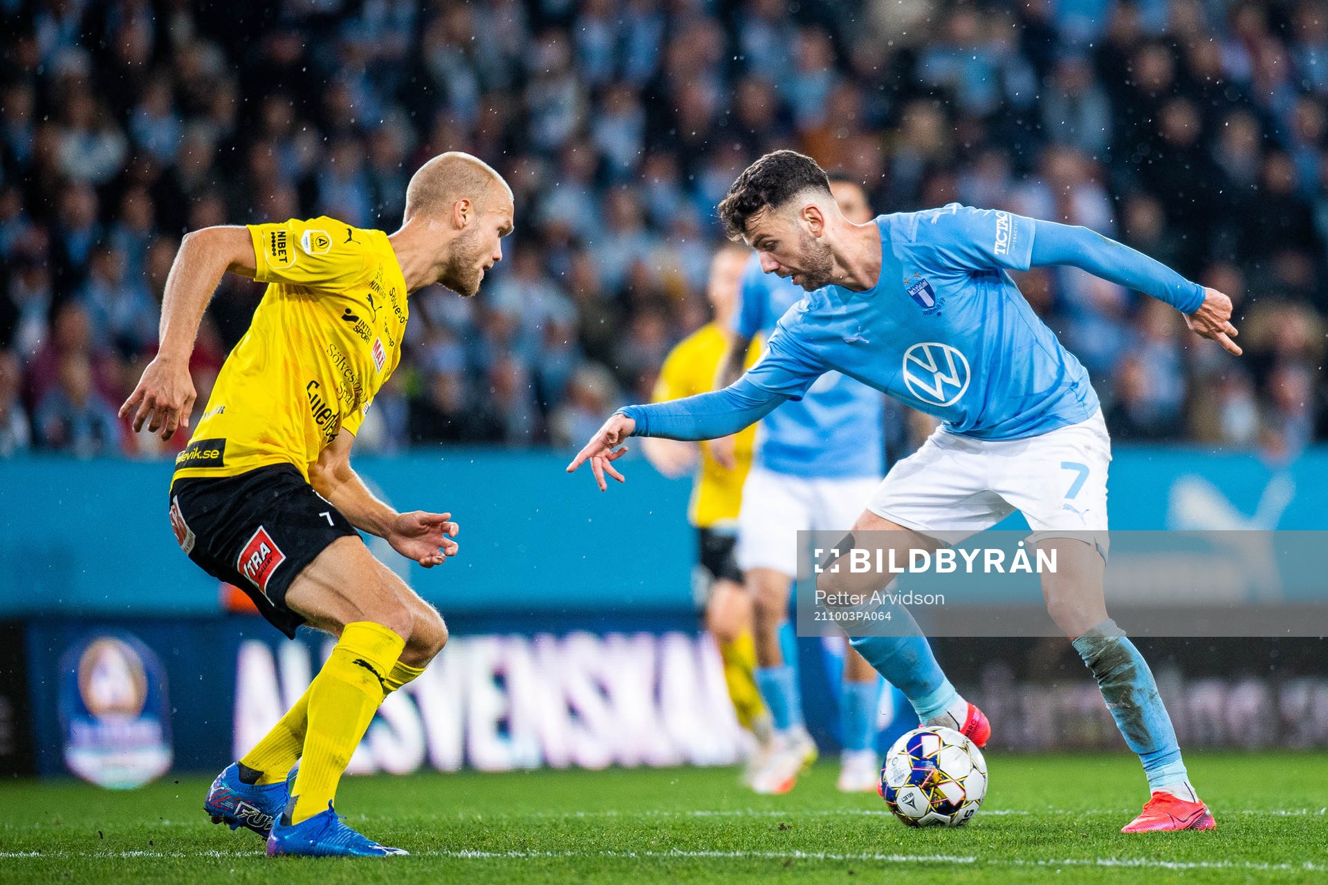 Mjällbys Viktor Gustafson och Malmö FFs Erdal Rakip
