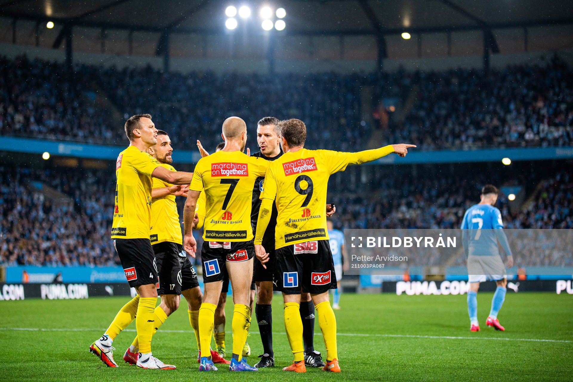 Mjällbys spelare reagerar mot domare Bojan Pandzic