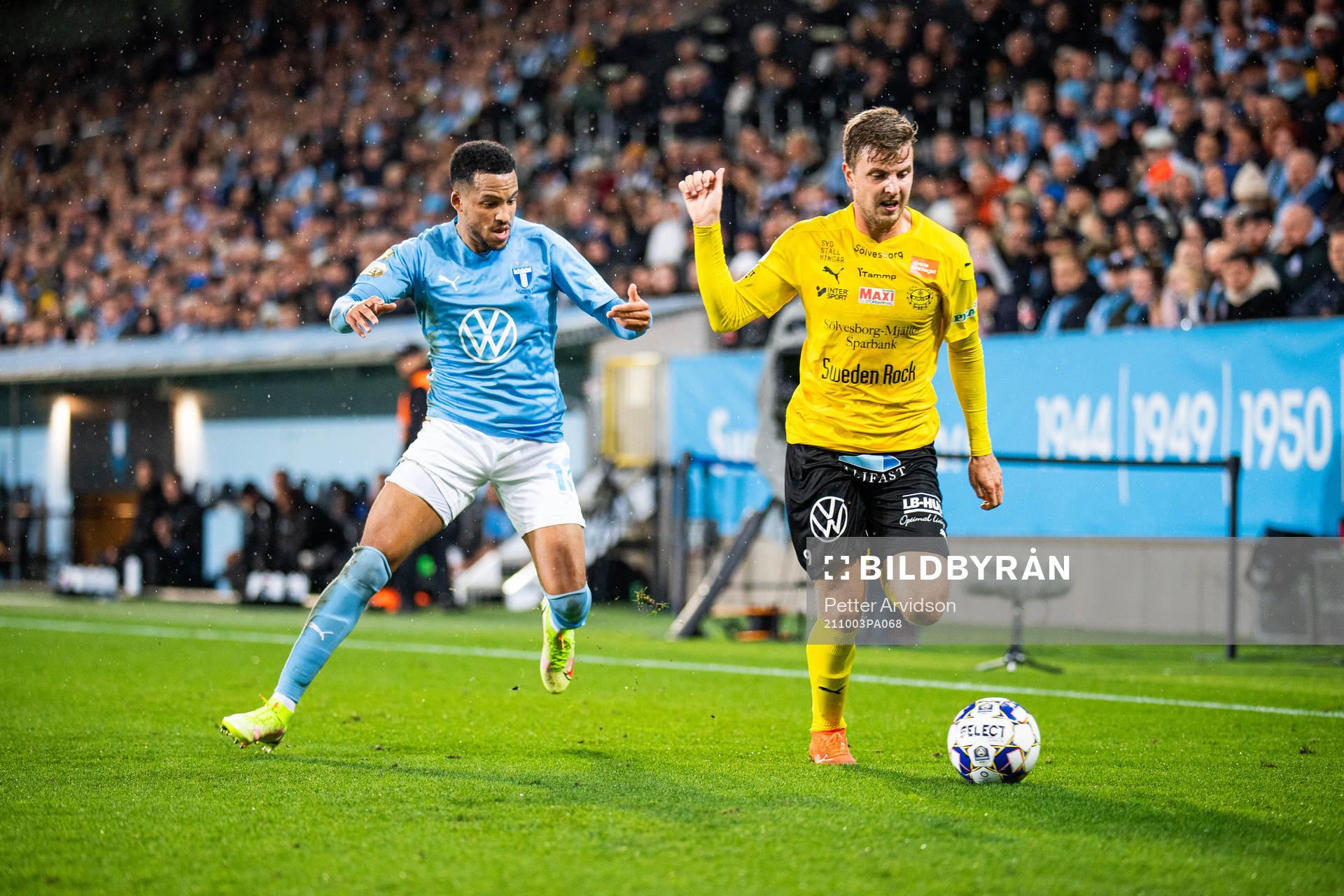 Malmö FFs Martin Olsson och Mjällbys Joel Nilsson