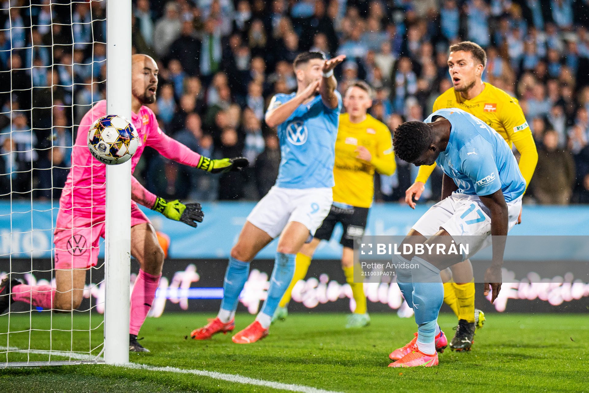 Malmö FFs Malik Abubakari och Mjällbys målvakt