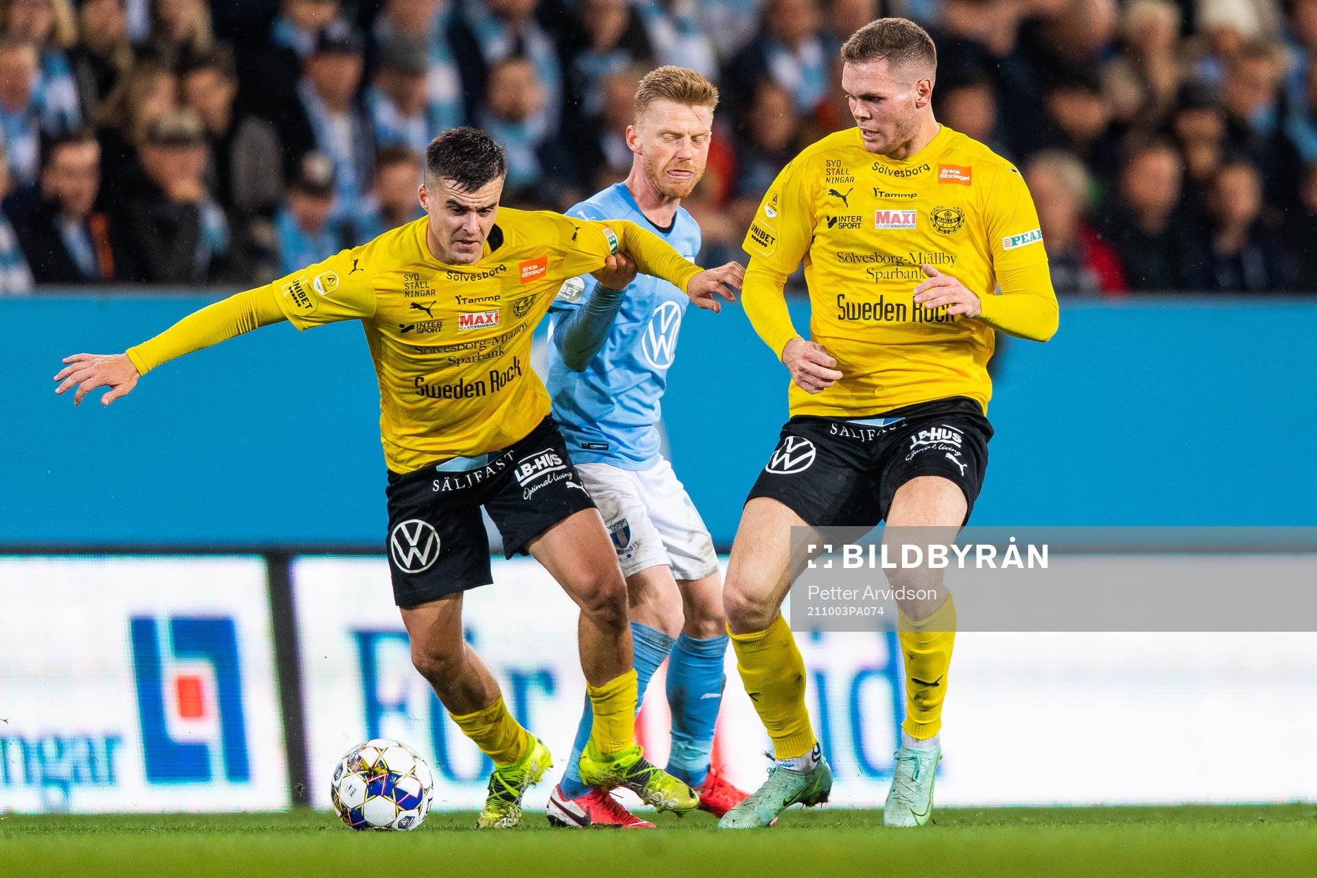 Mjällbys Jesper Gustavsson och Jacob Bergström i kamp om