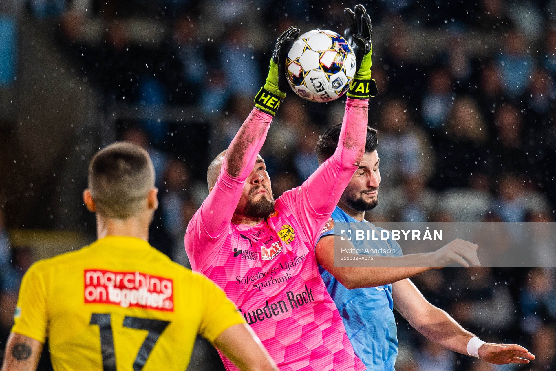 Mjällbys målvakt Carl-Johan Eriksson och Malmö FFs