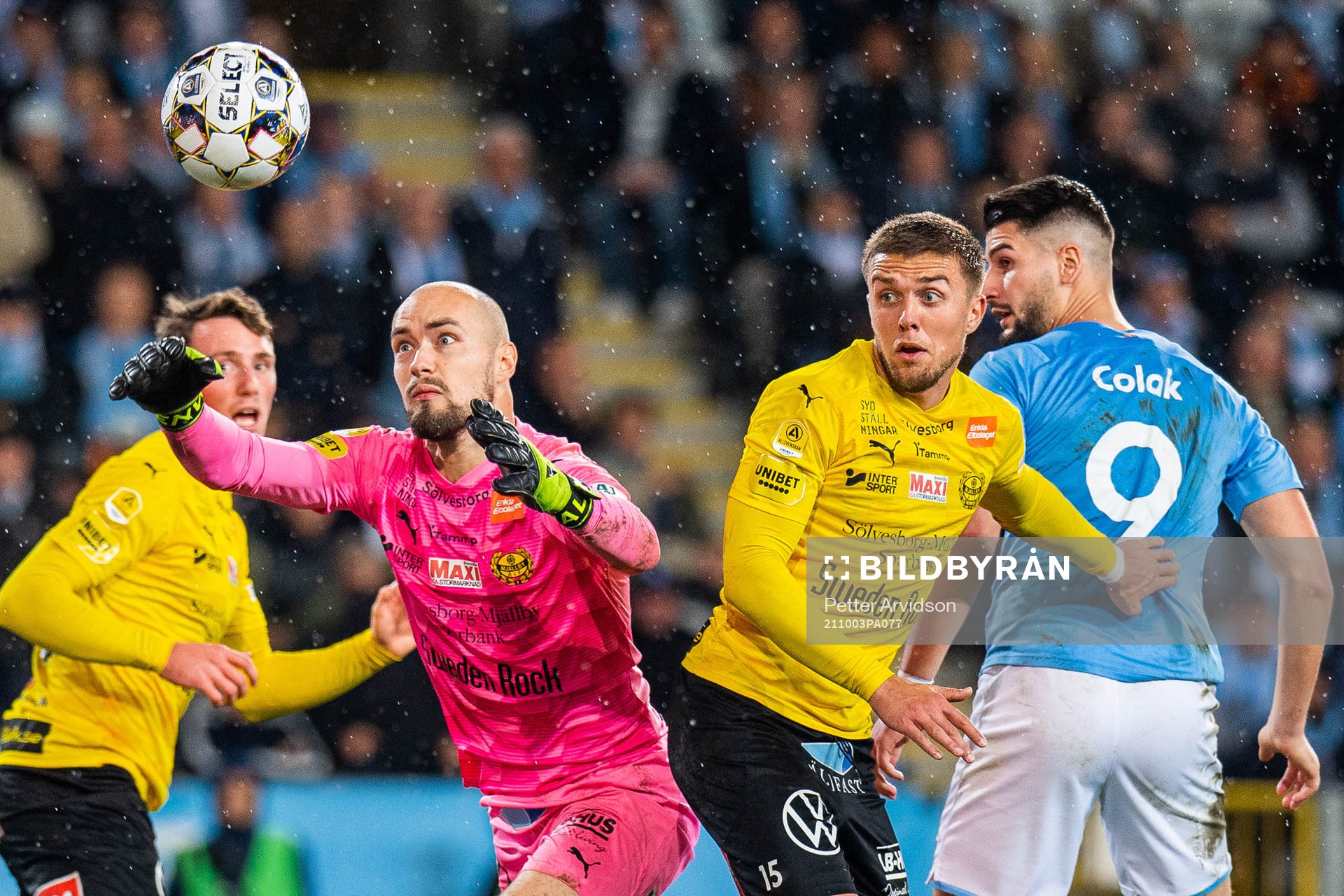 Mjällbys målvakt Carl-Johan Eriksson och Ivan Kricak