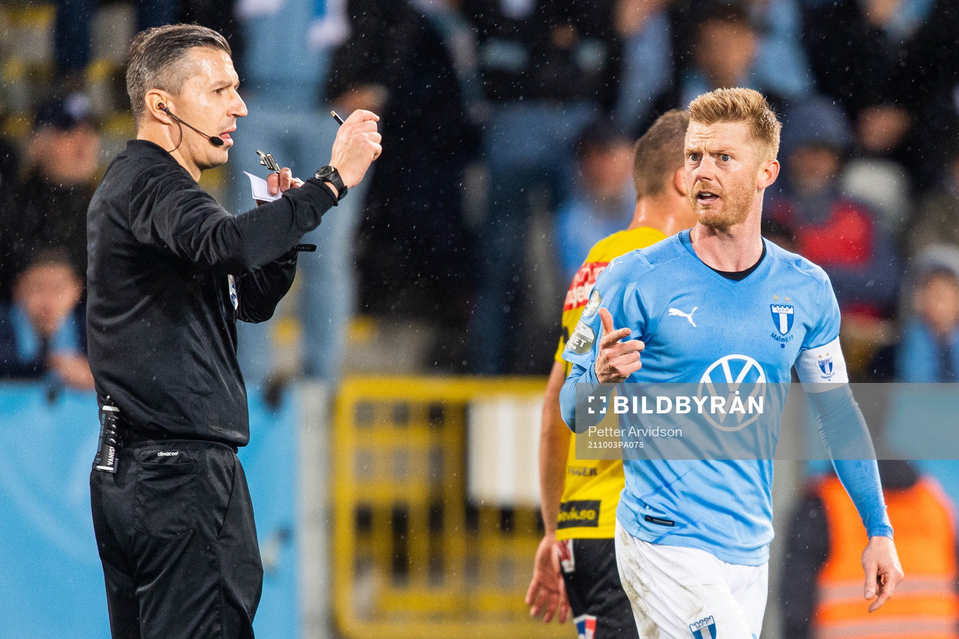 Malmö FFs Anders Christiansen och domare Bojan Pandzic