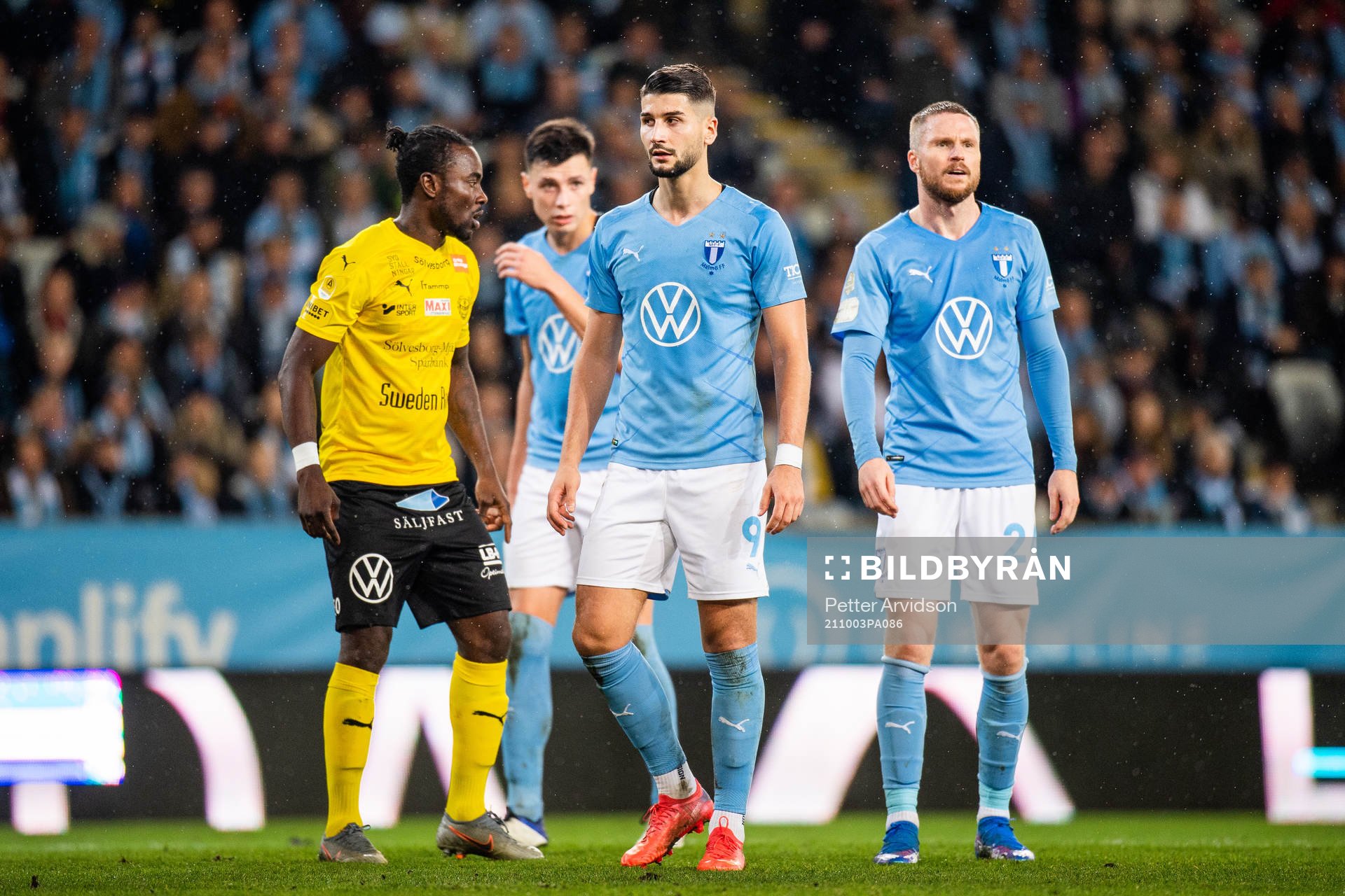 Mjällbys Mamudu Moro bredvid Malmö FFs Anel Ahmedhodzic,