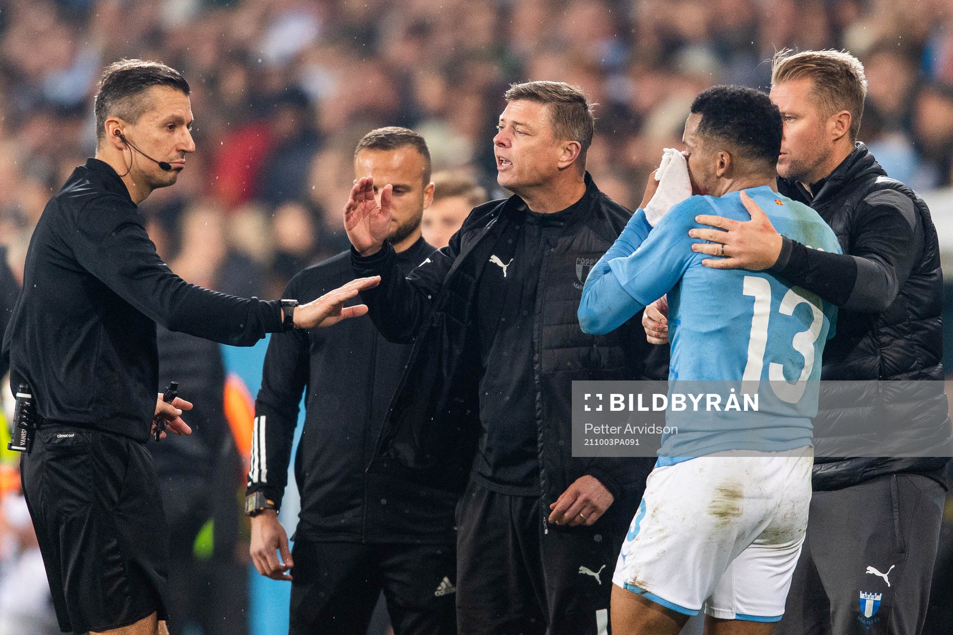 Malmö FFs huvudtränare Jon Dahl Tomasson diskuterar med