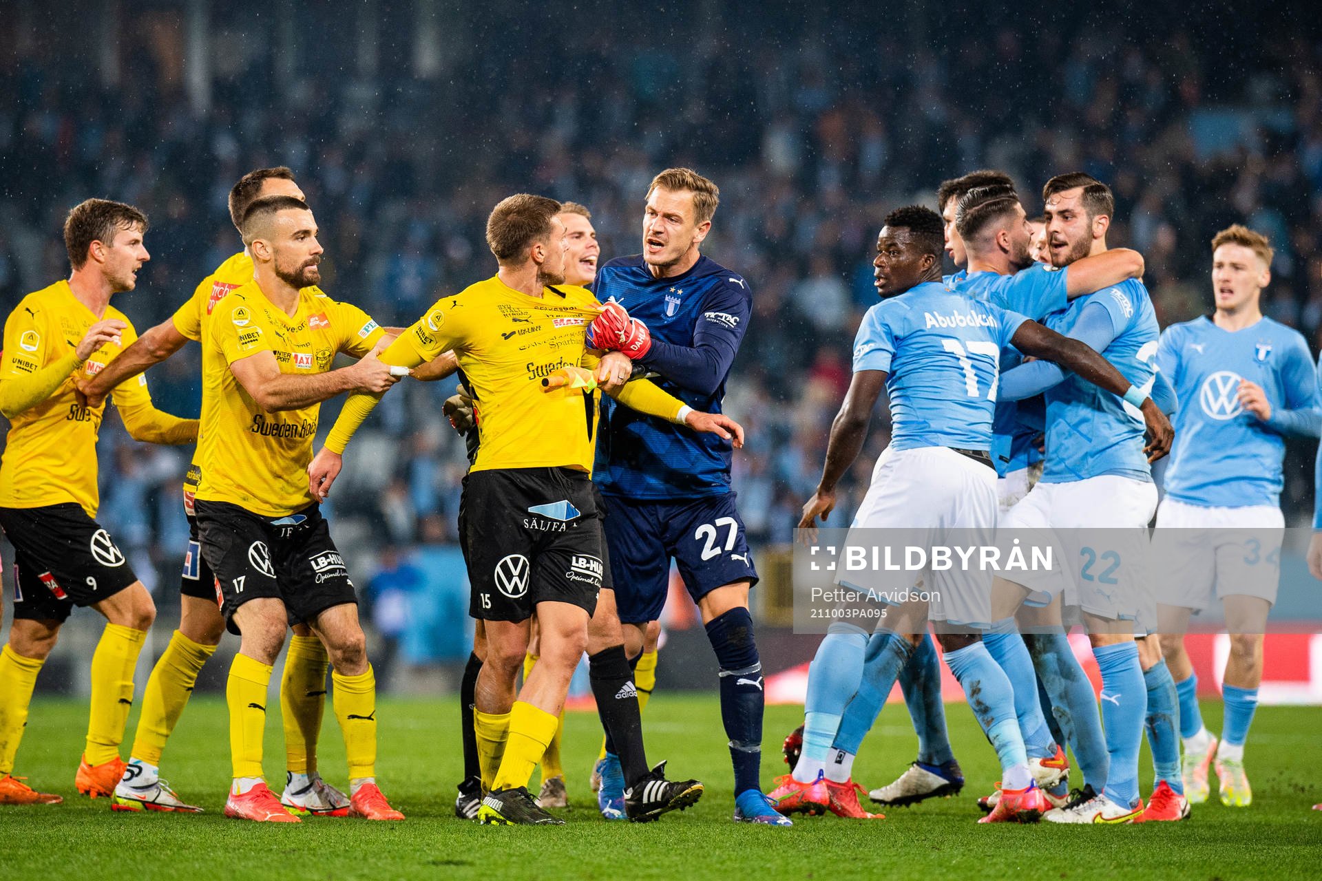 Irriterat mellan Mjällbys Ivan Kricak och Malmö FFs