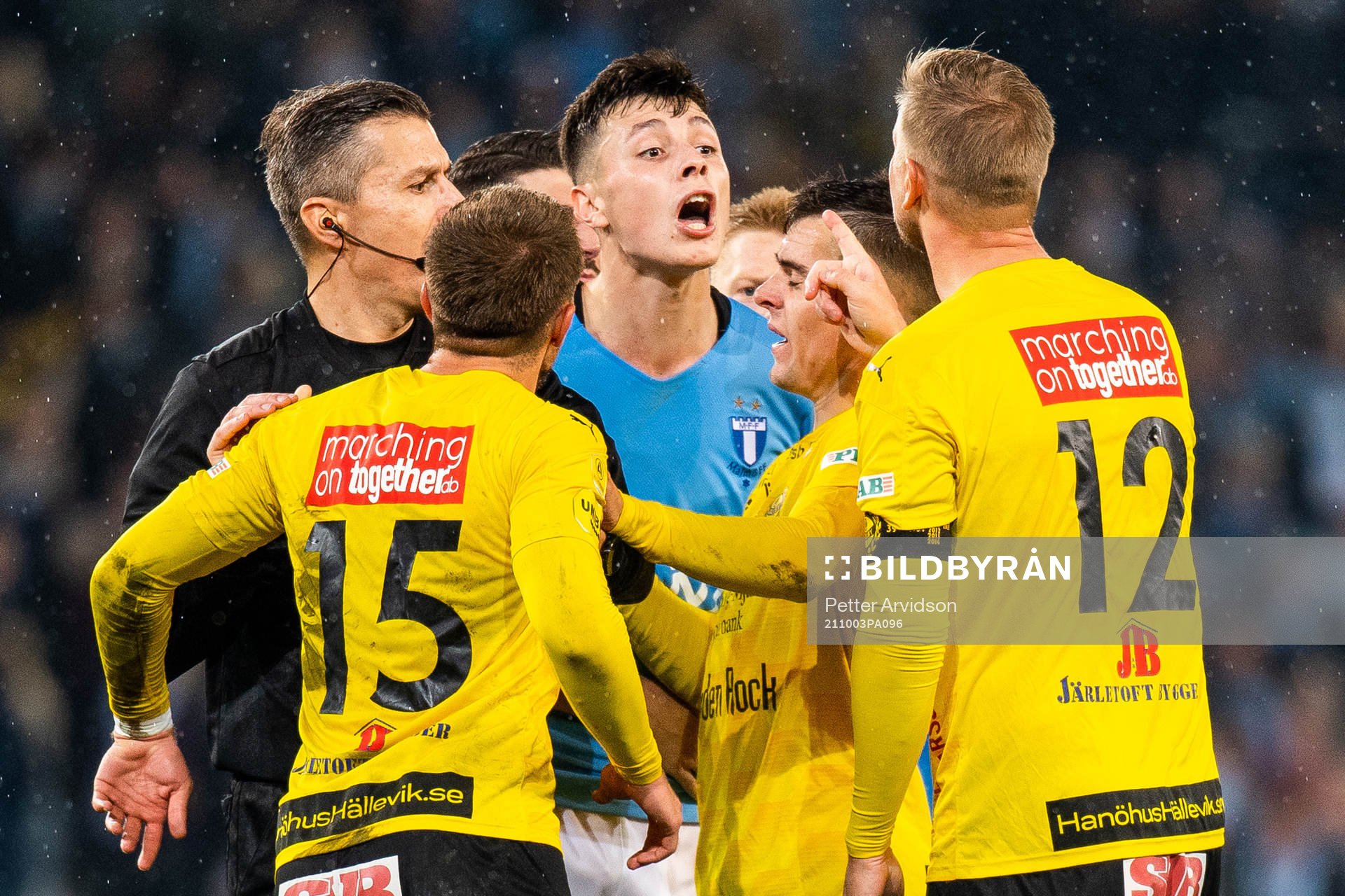 Irriterat mellan Malmö FFs Anel Ahmedhodzic och Mjällbys