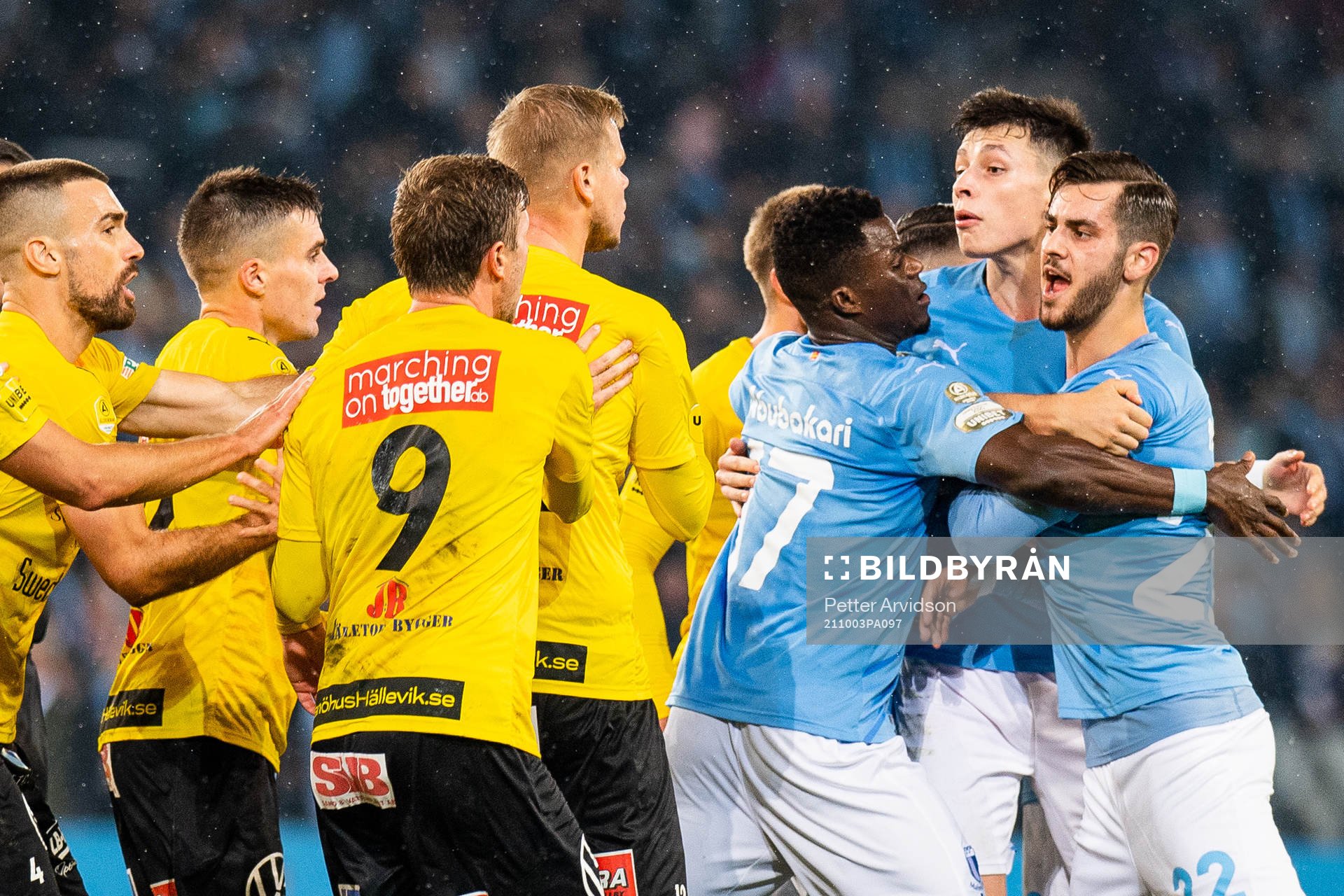 Malmö FFs Anel Ahmedhodzic och Adi Nalic reagerar mot