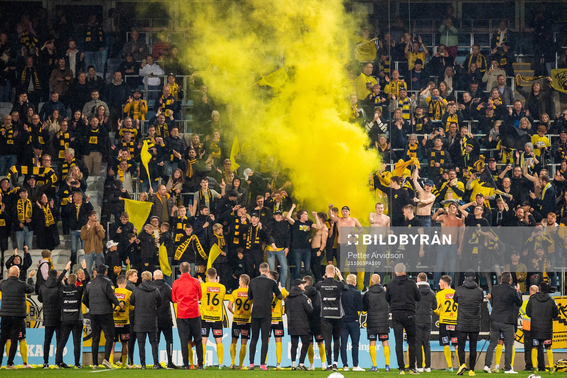 Mjällbys spelare jublar med supportrarna