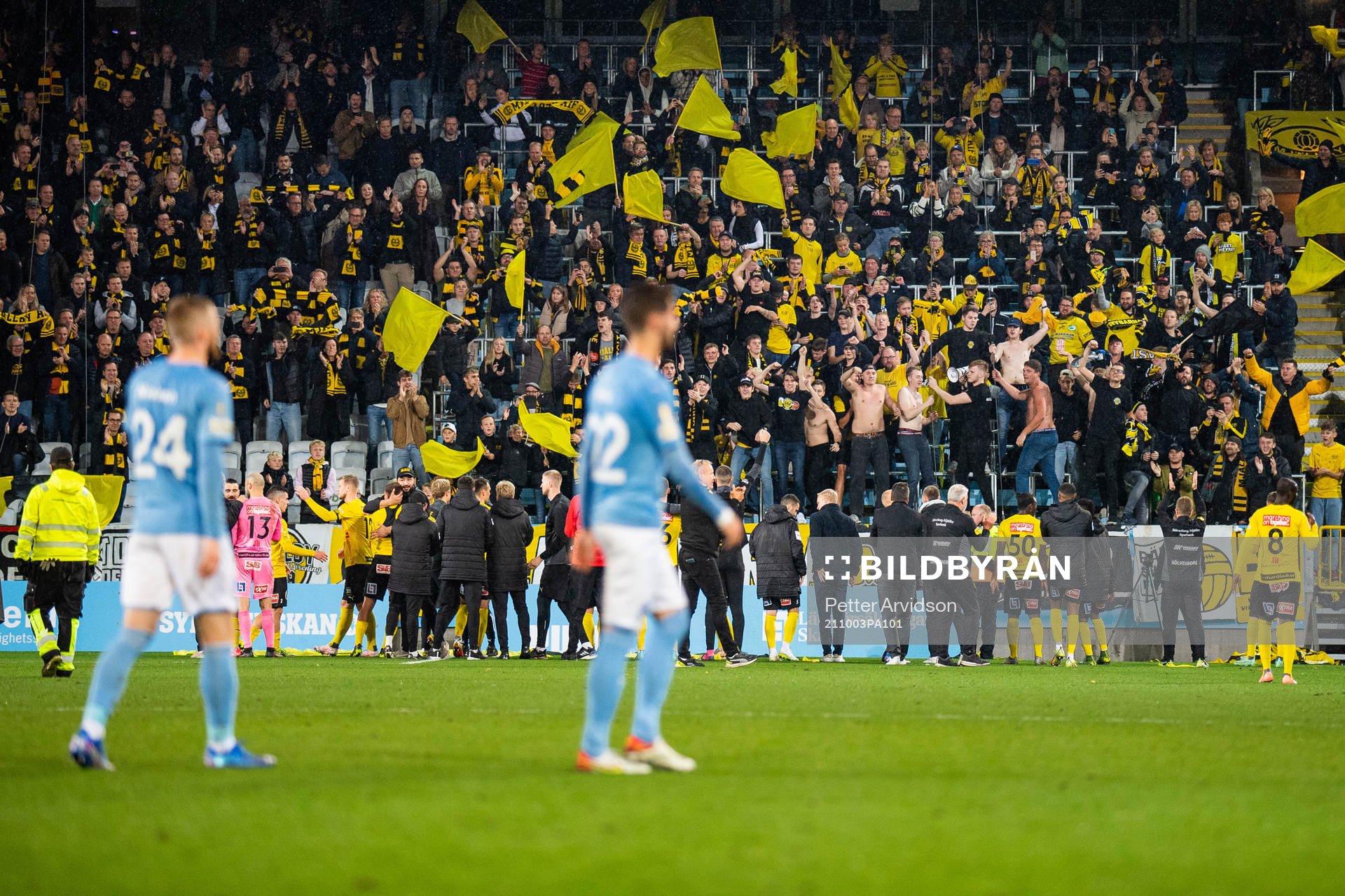 Mjällbys spelare jublar med supportrarna