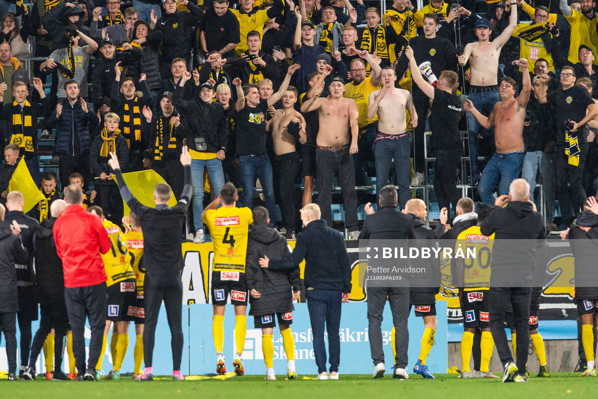 Mjällbys spelare jublar med supportrarna