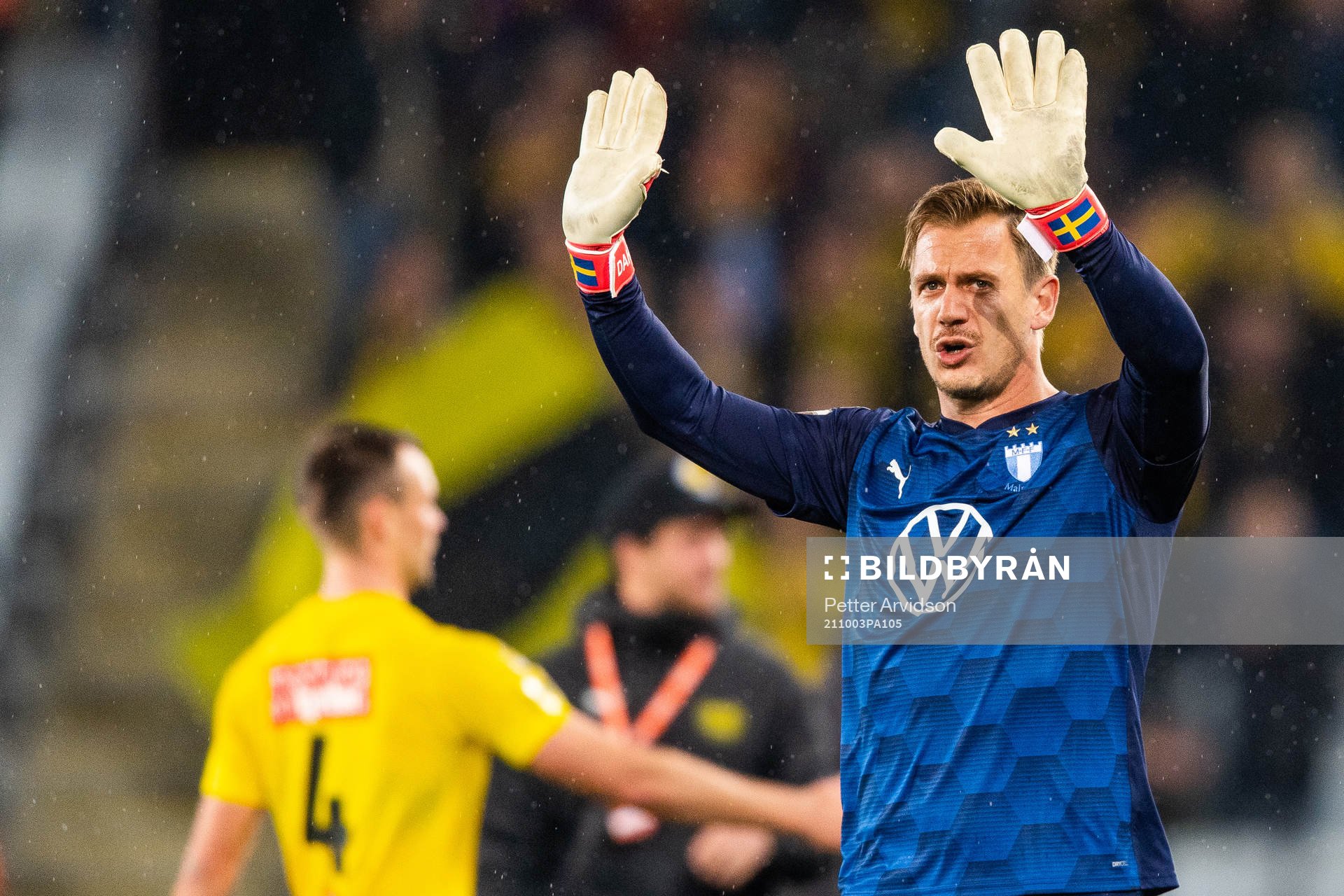 Malmö FFs målvakt Johan Dahlin sträcker upp händerna