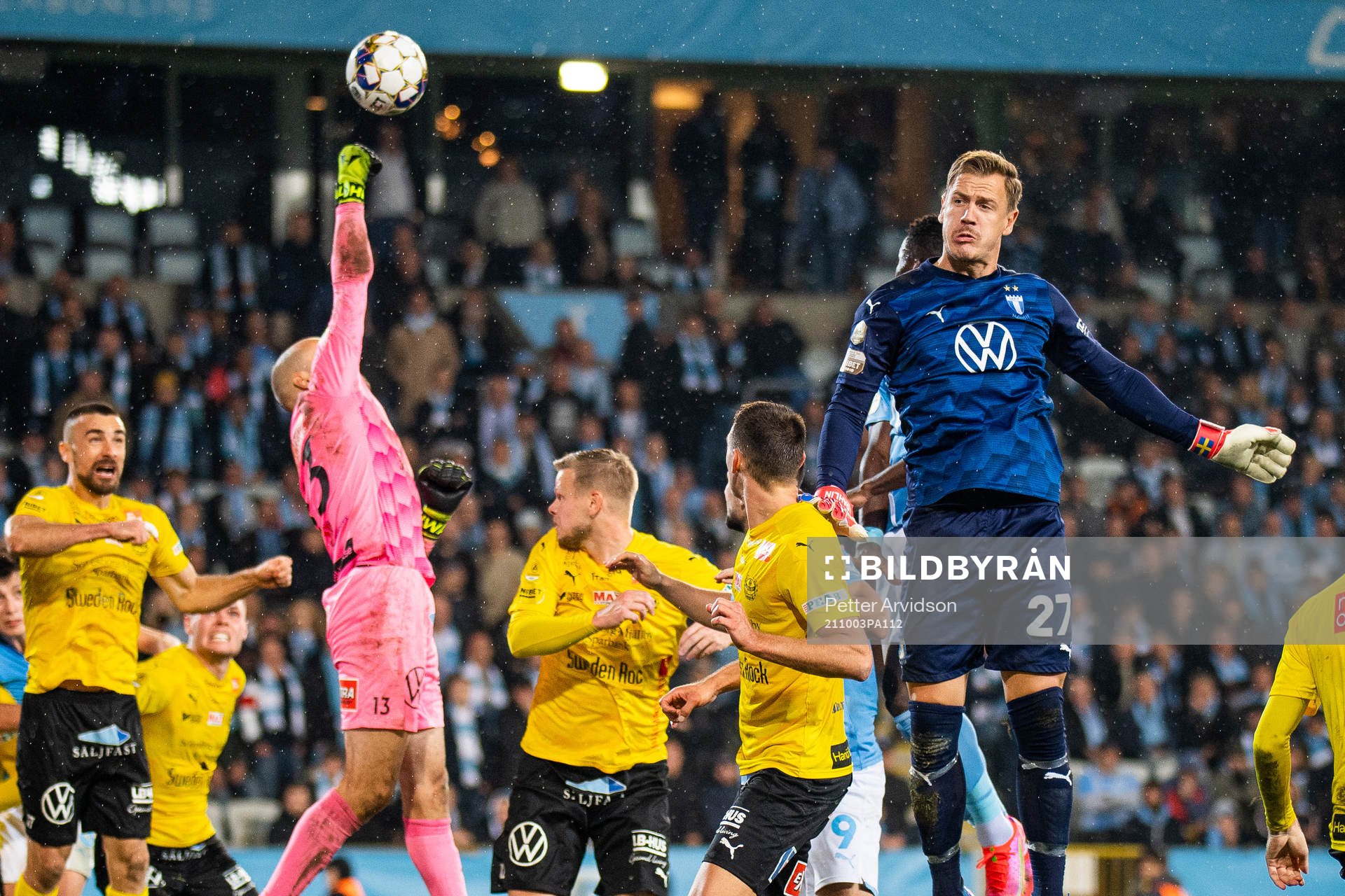 Mjällbys målvakt Carl-Johan Eriksson och Malmö FFs