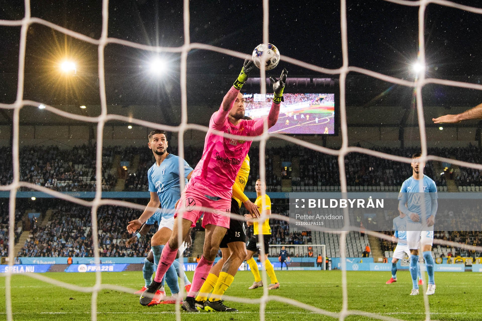 Mjällbys målvakt Carl-Johan Eriksson och Malmö FFs