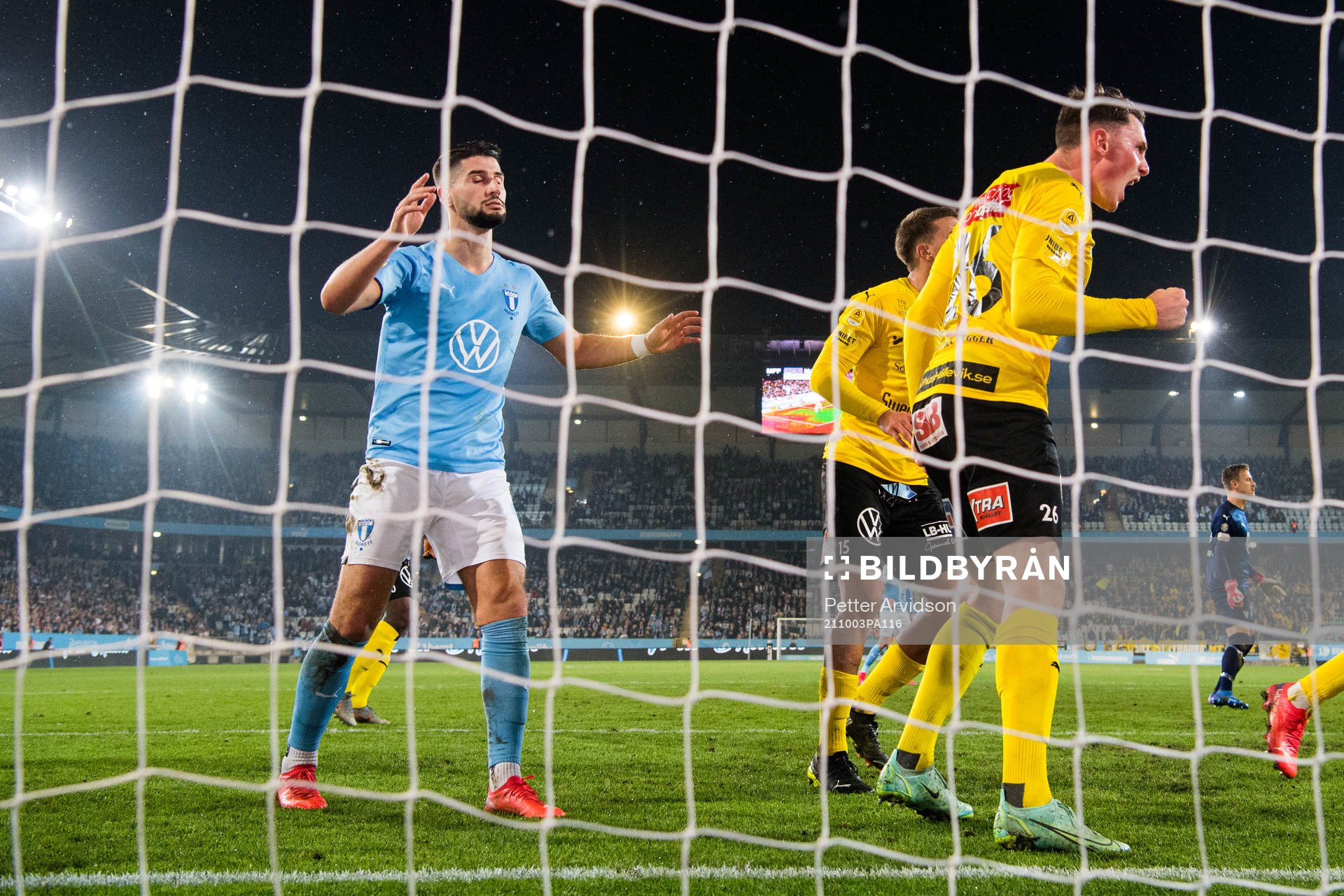 Malmö FFs Antonio Colak deppar och Mjällbys Noah Persson